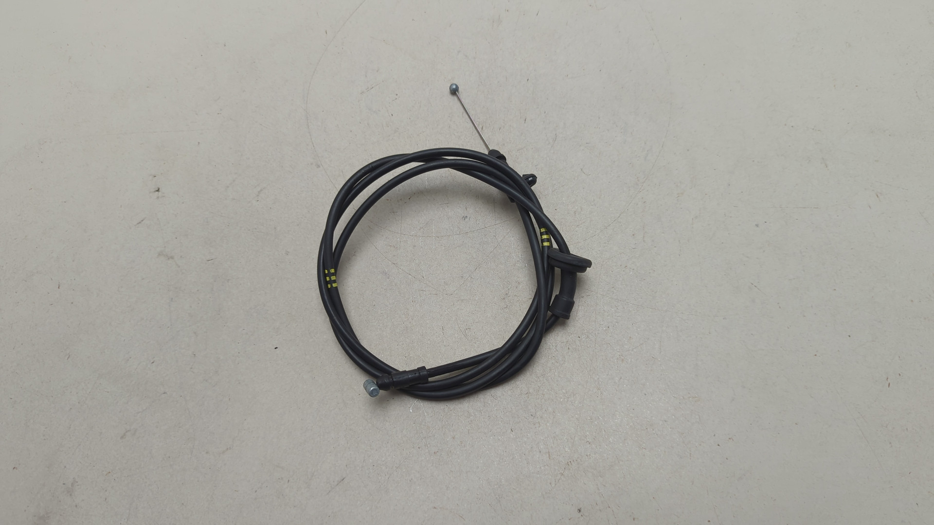 Трос открывания капота