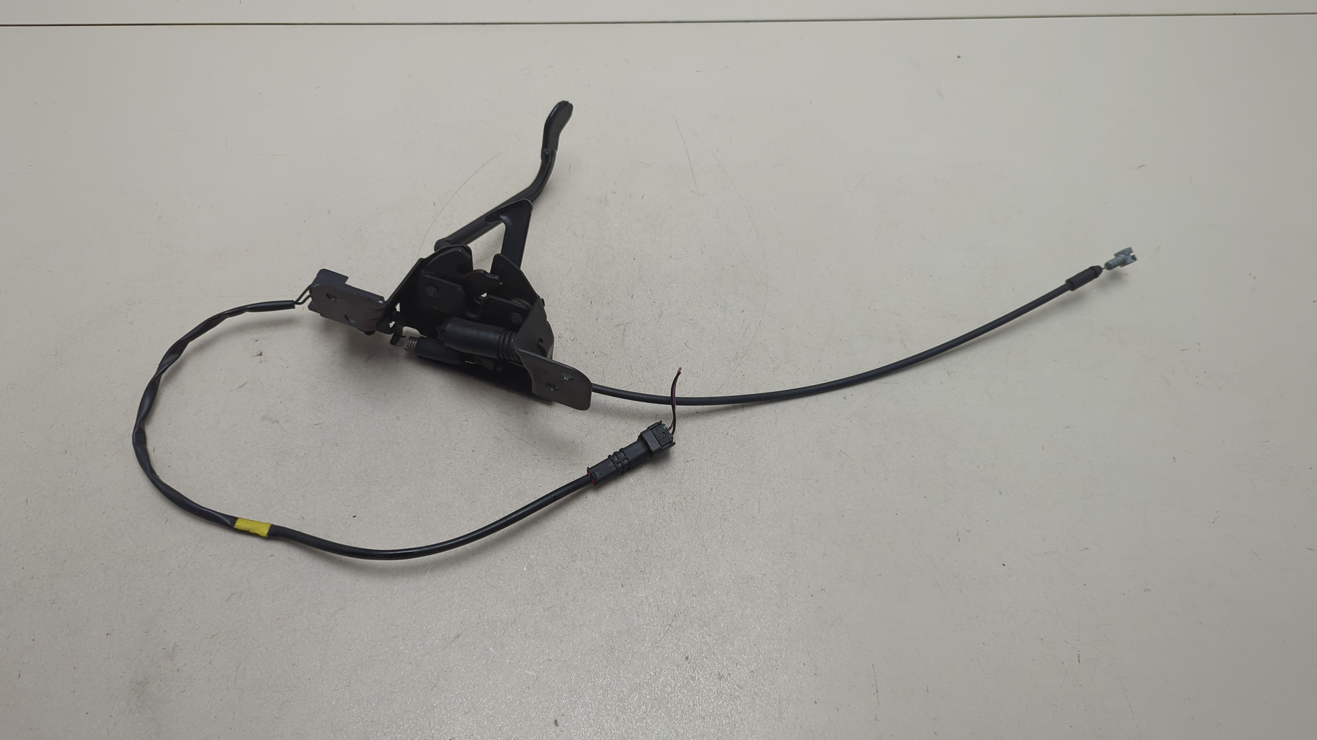 Замок капота