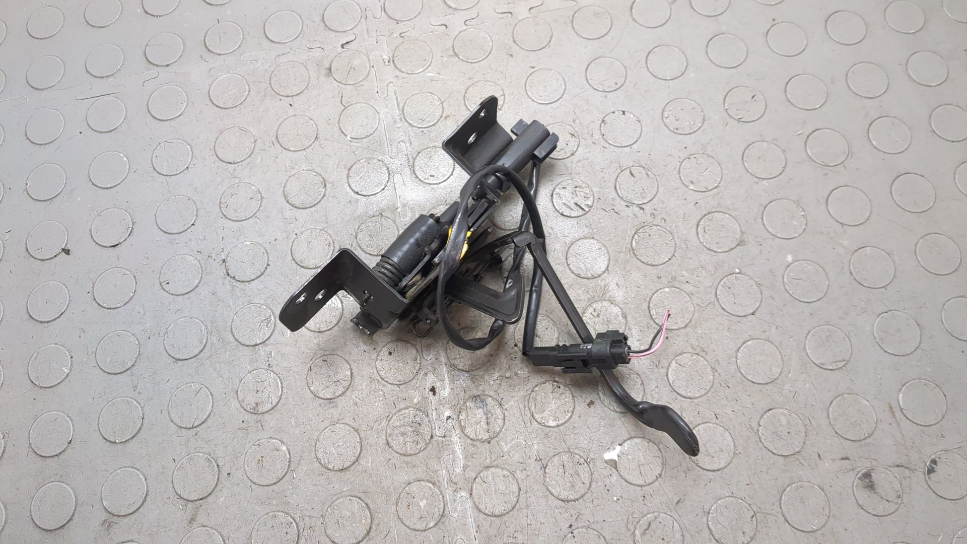 Замок капота