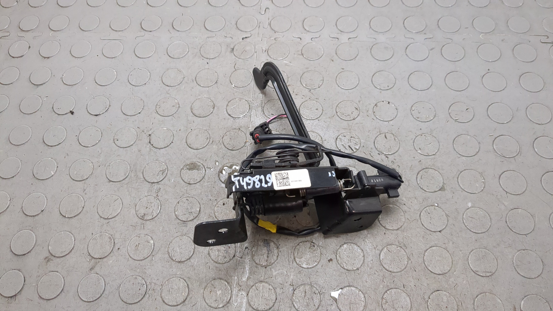 Замок капота