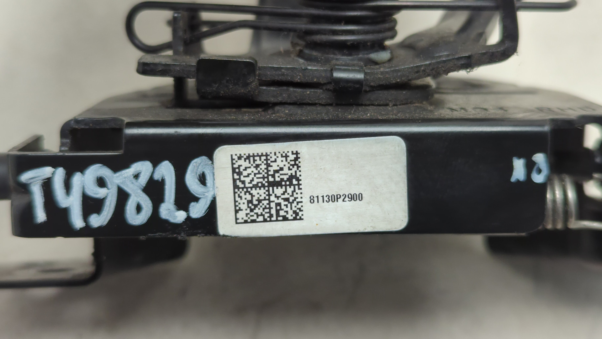 Замок капота