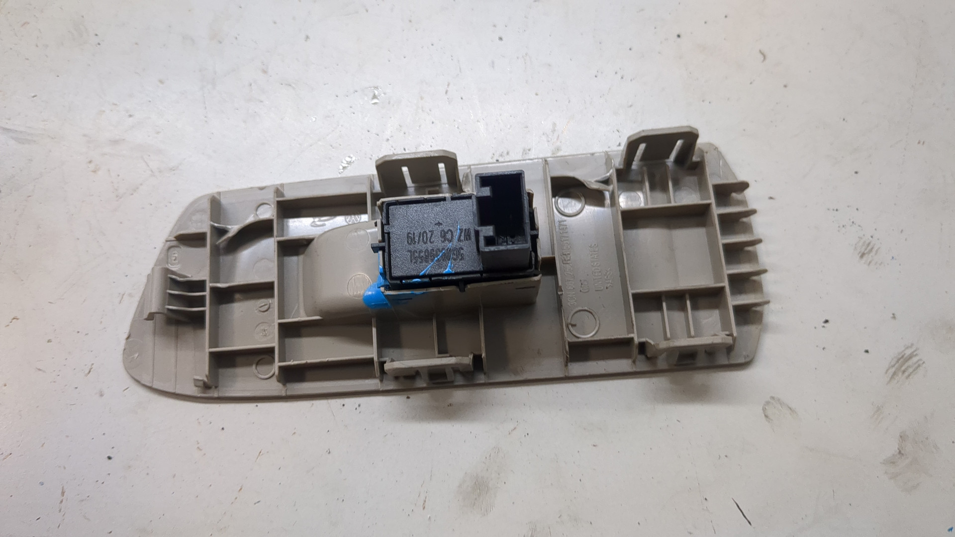 Кнопка стеклоподъемника