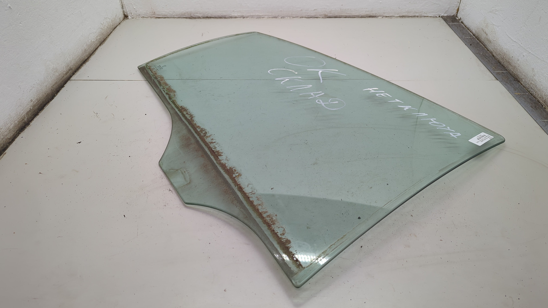 Стекло двери задней правой