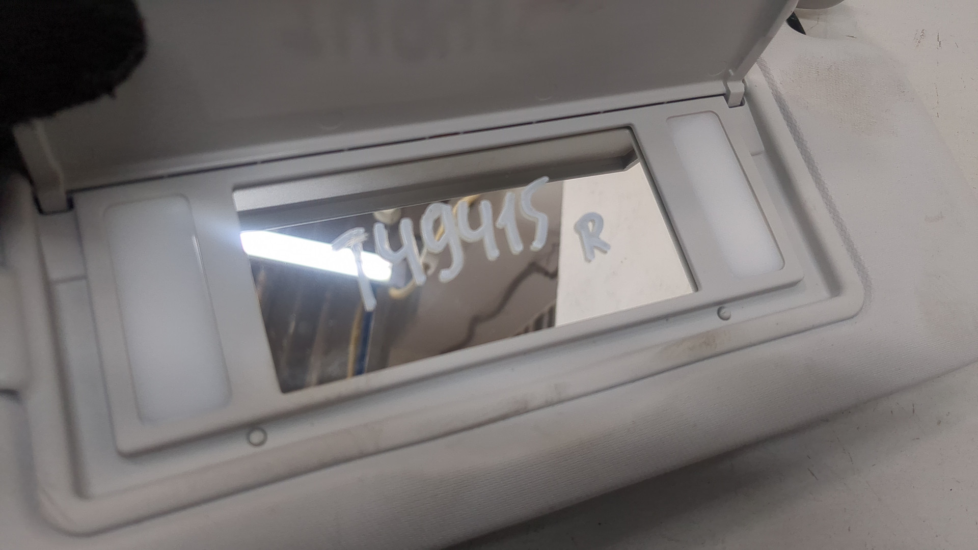 Козырек солнцезащитный