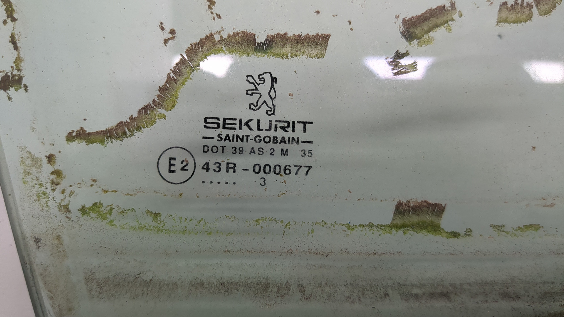 Стекло двери передней правой