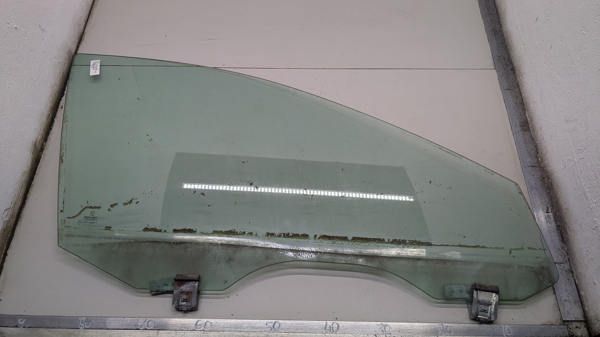 Стекло двери передней правой