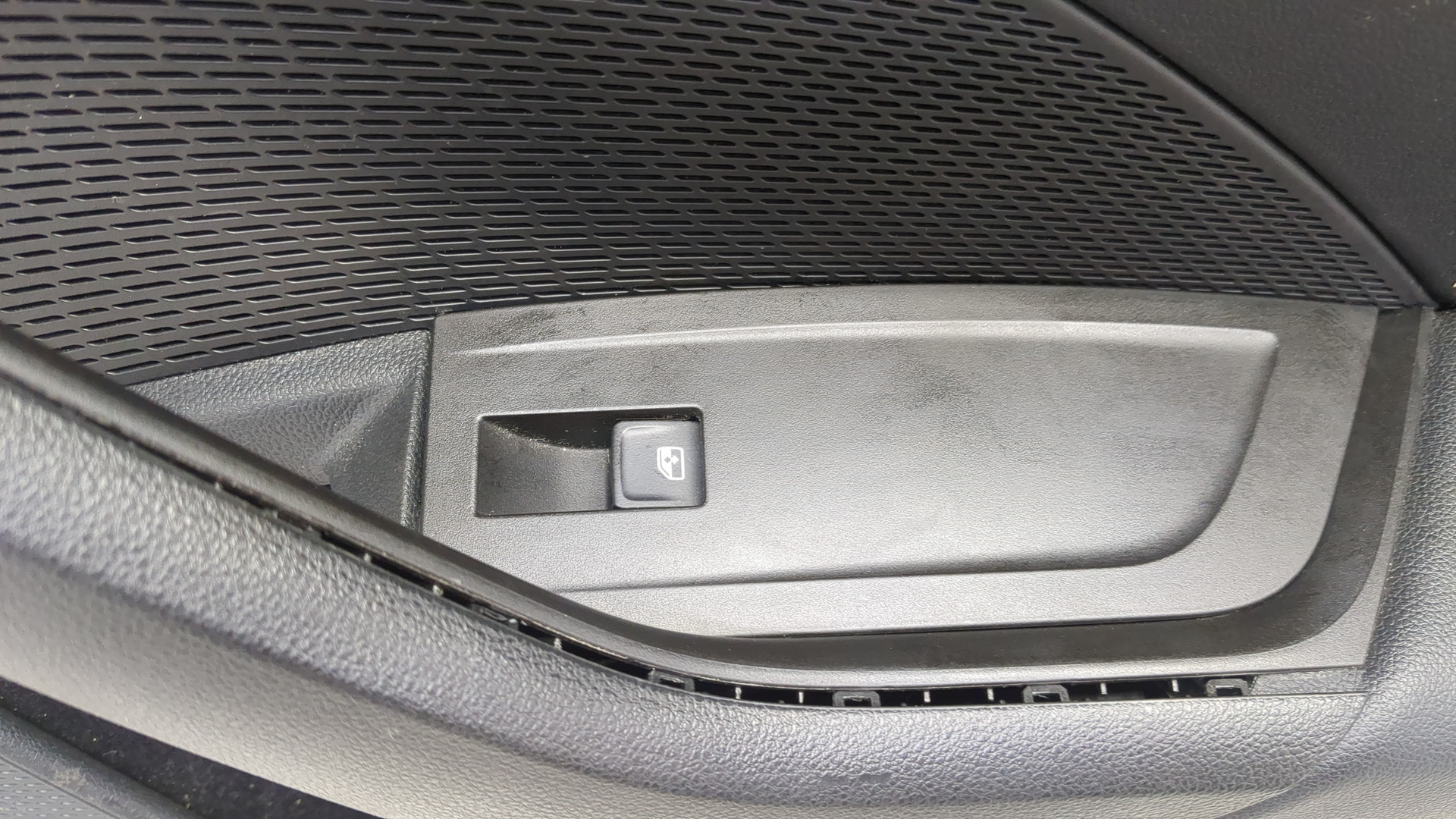 Обшивка двери задней правой