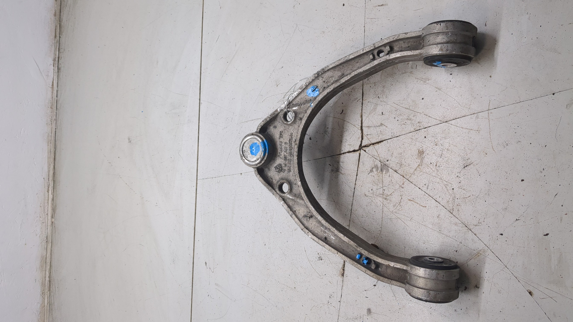 Рычаг передний левый