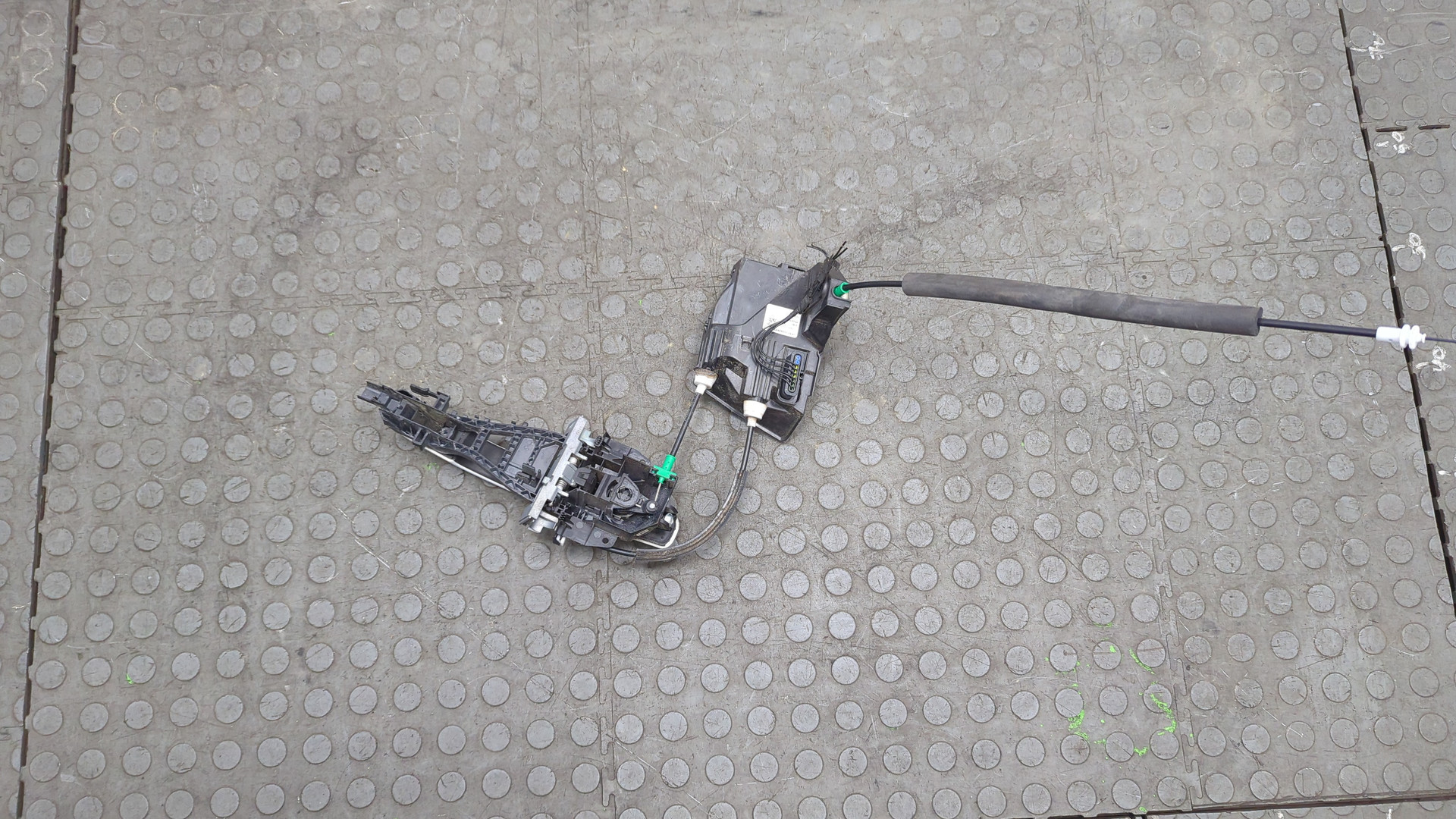 Замок двери передней левой