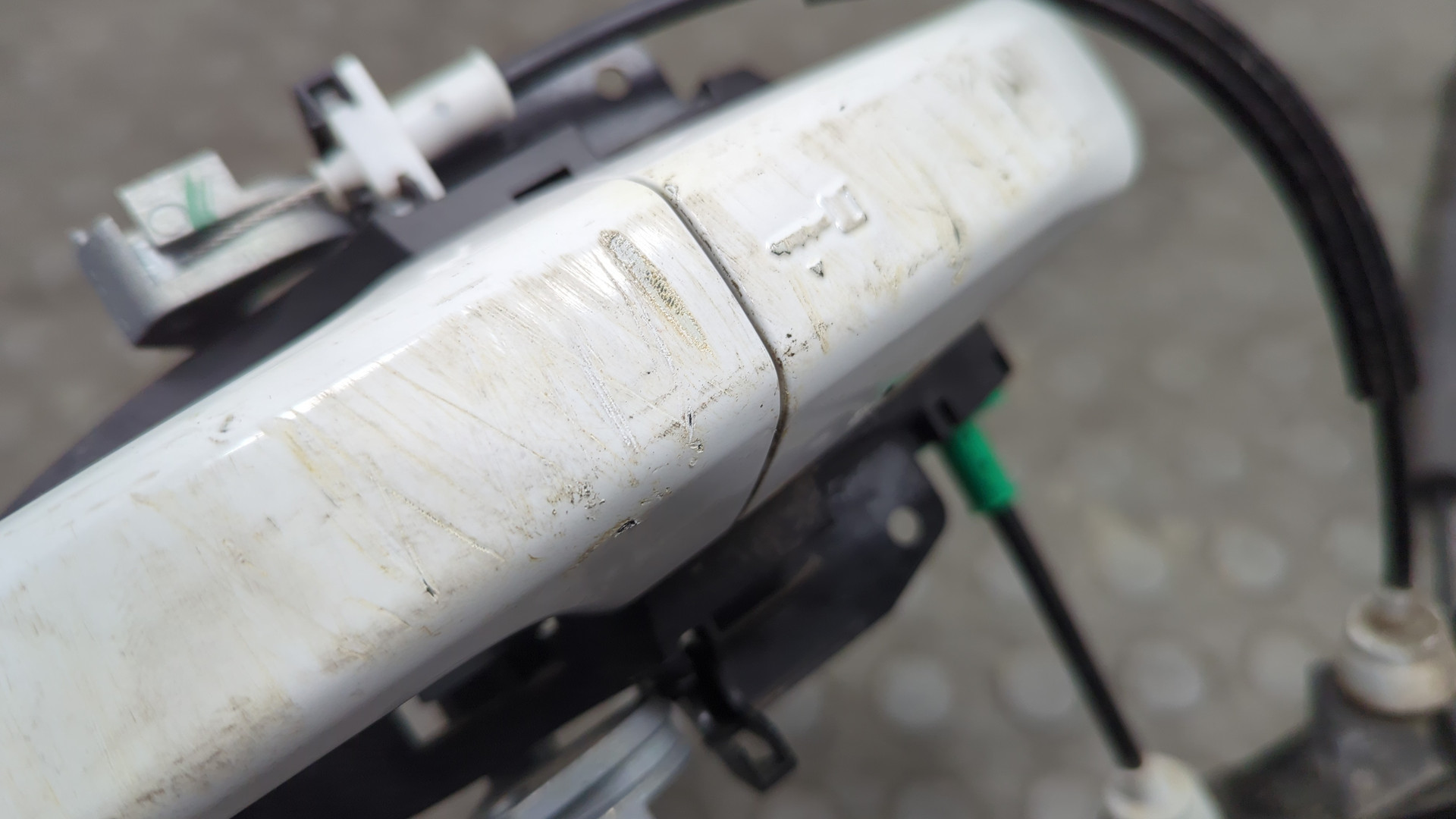 Замок двери передней левой