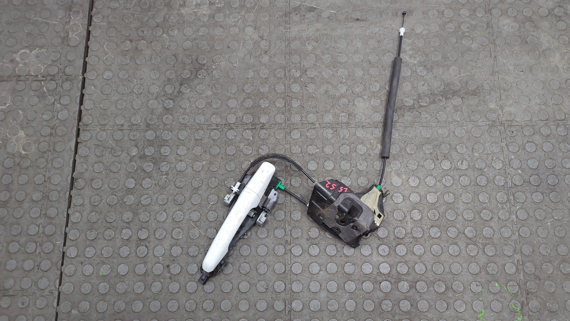 Замок двери передней левой