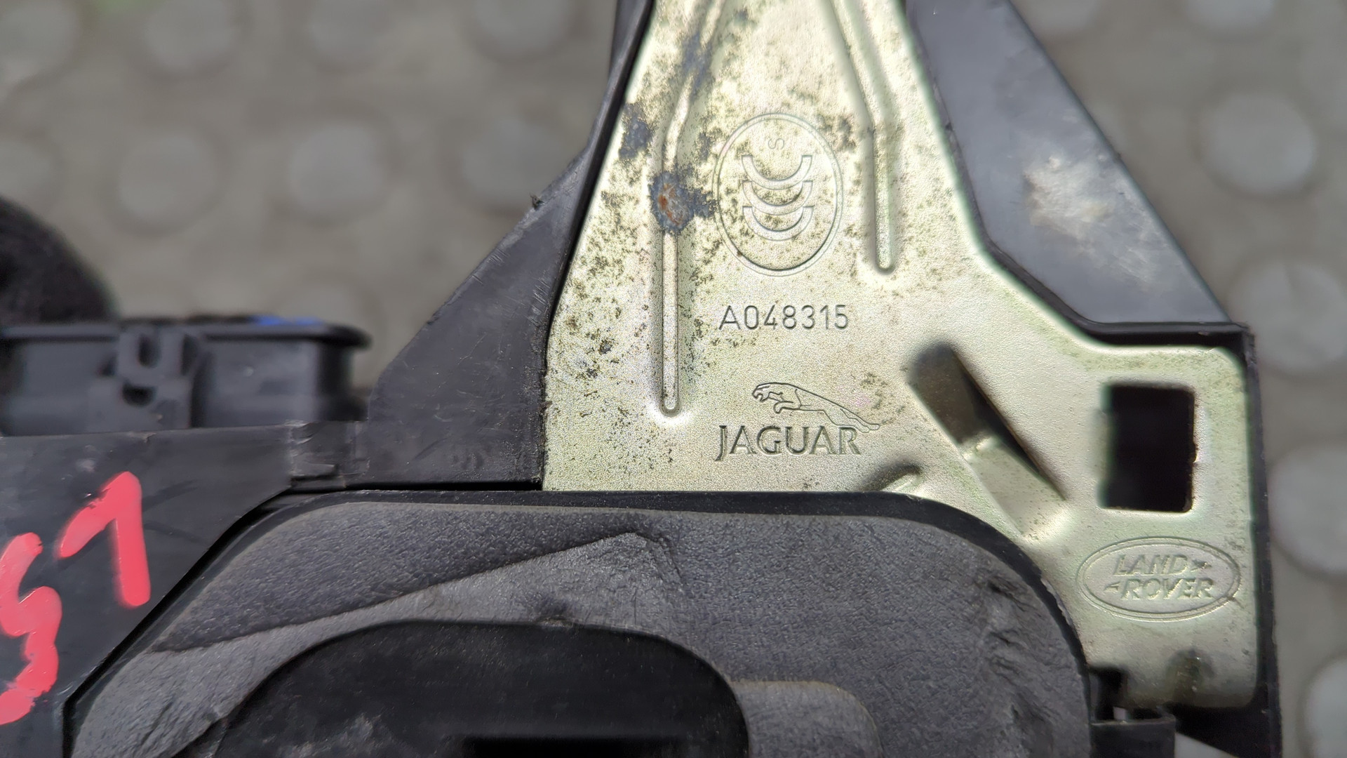 Замок двери передней левой