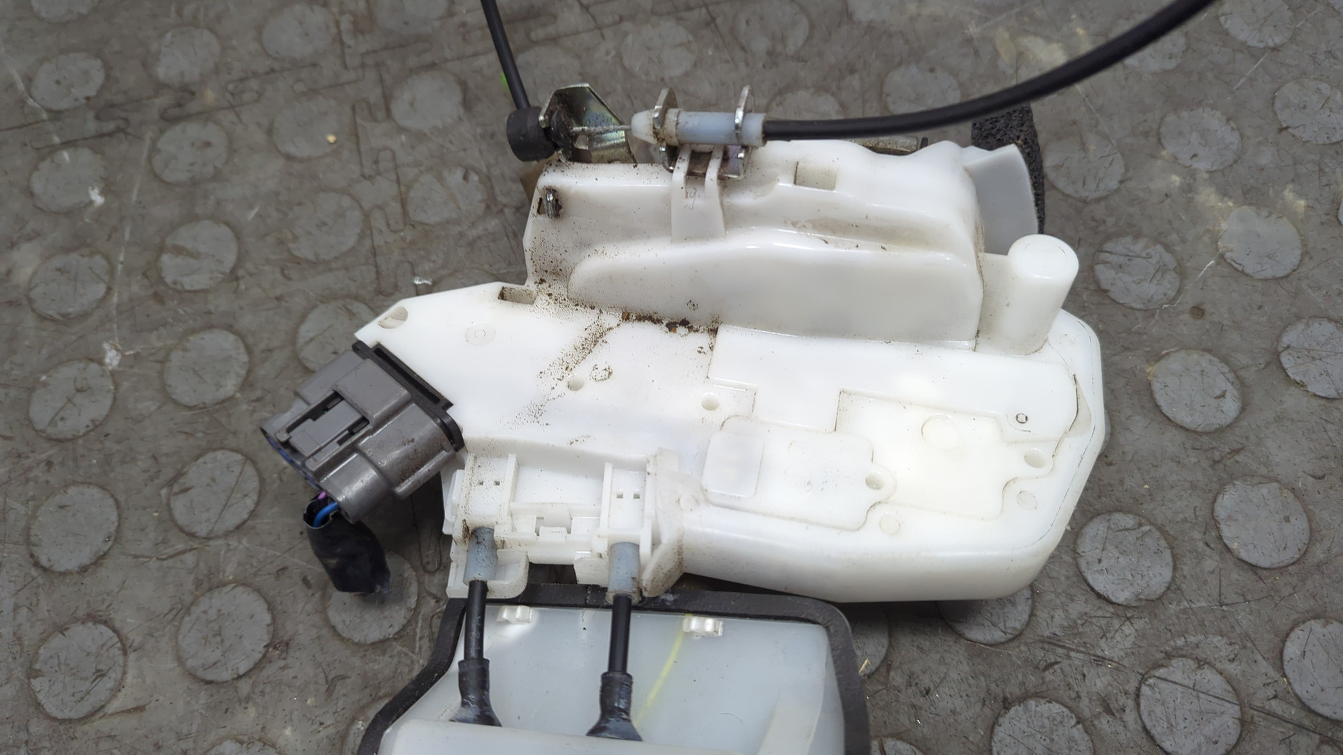 Замок двери передней правой