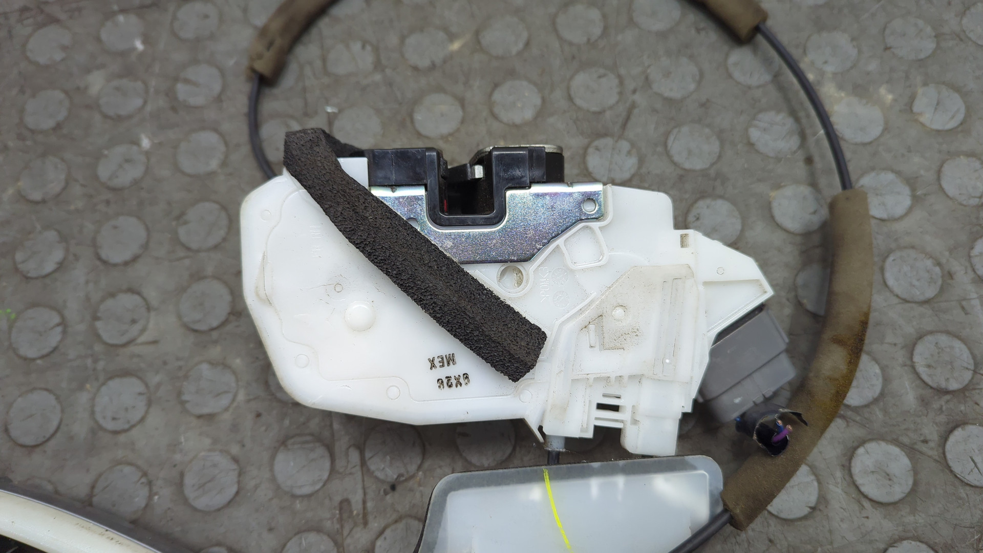 Замок двери передней правой