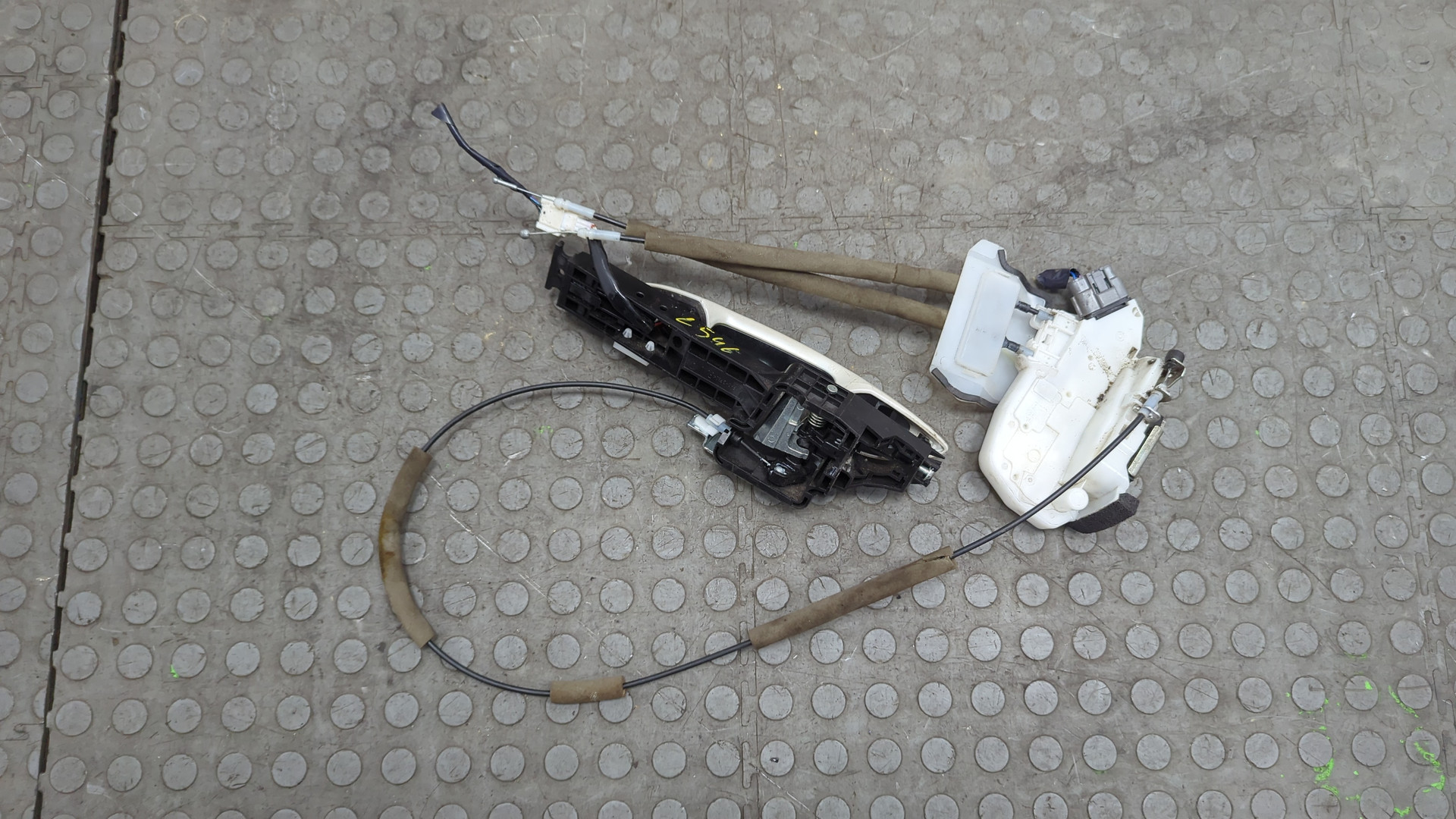 Замок двери передней правой