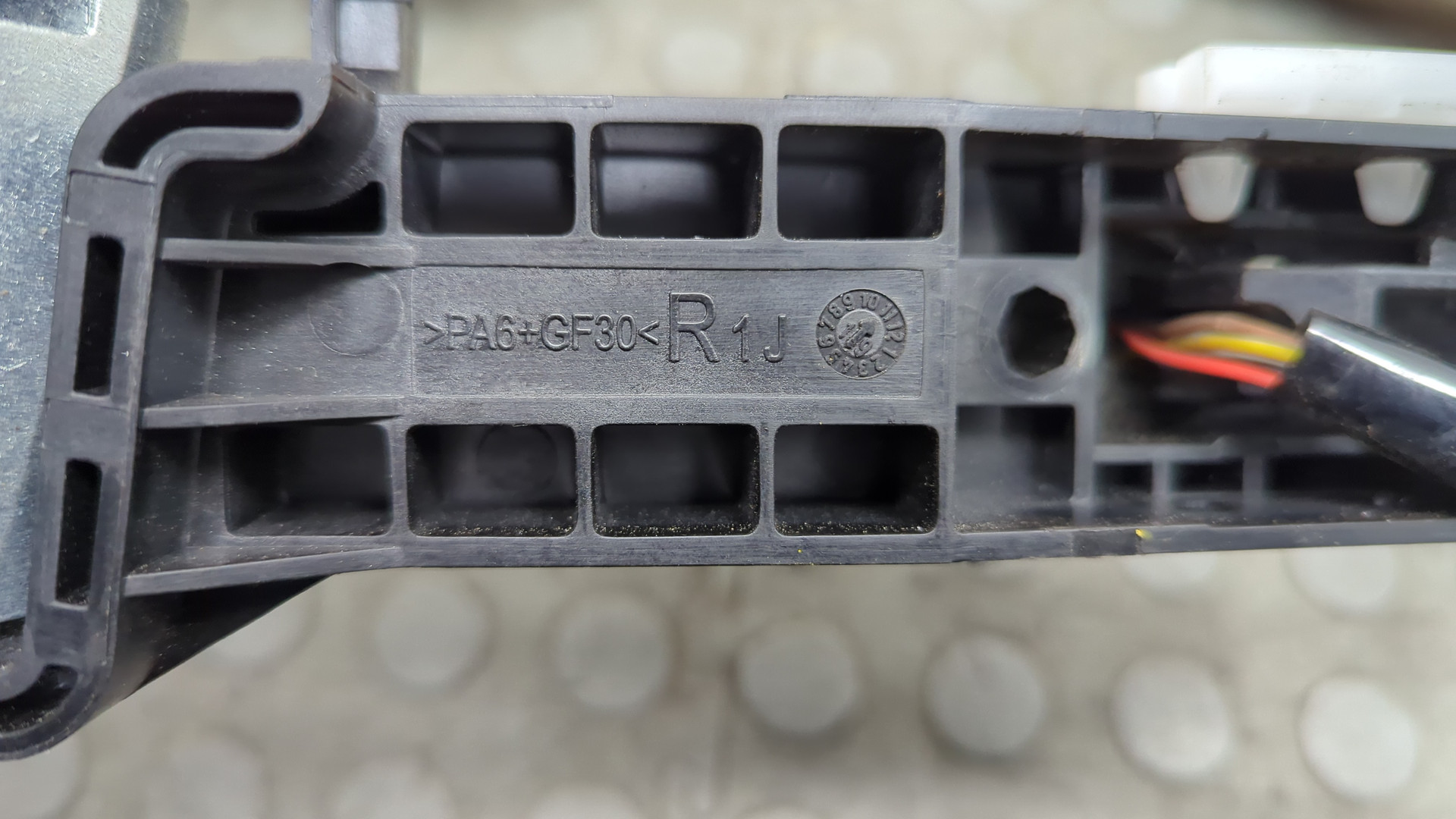 Замок двери передней правой