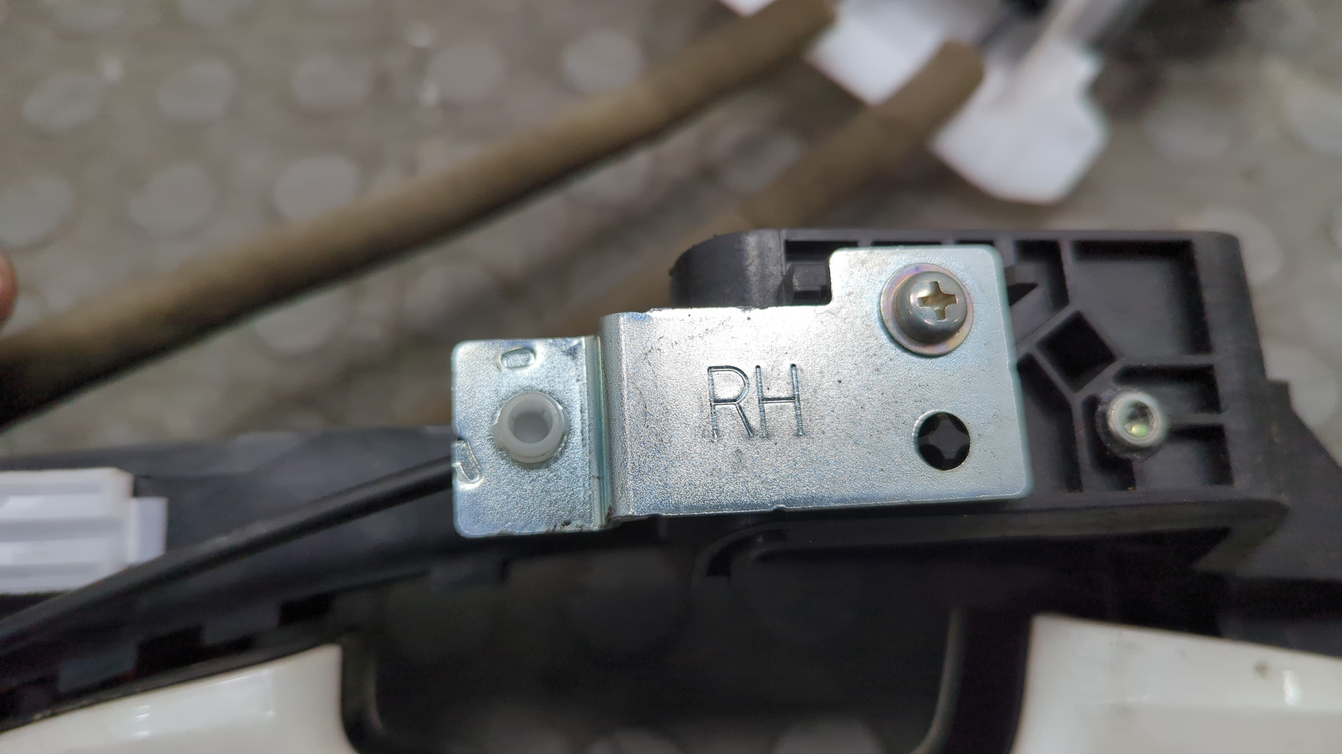 Замок двери передней правой