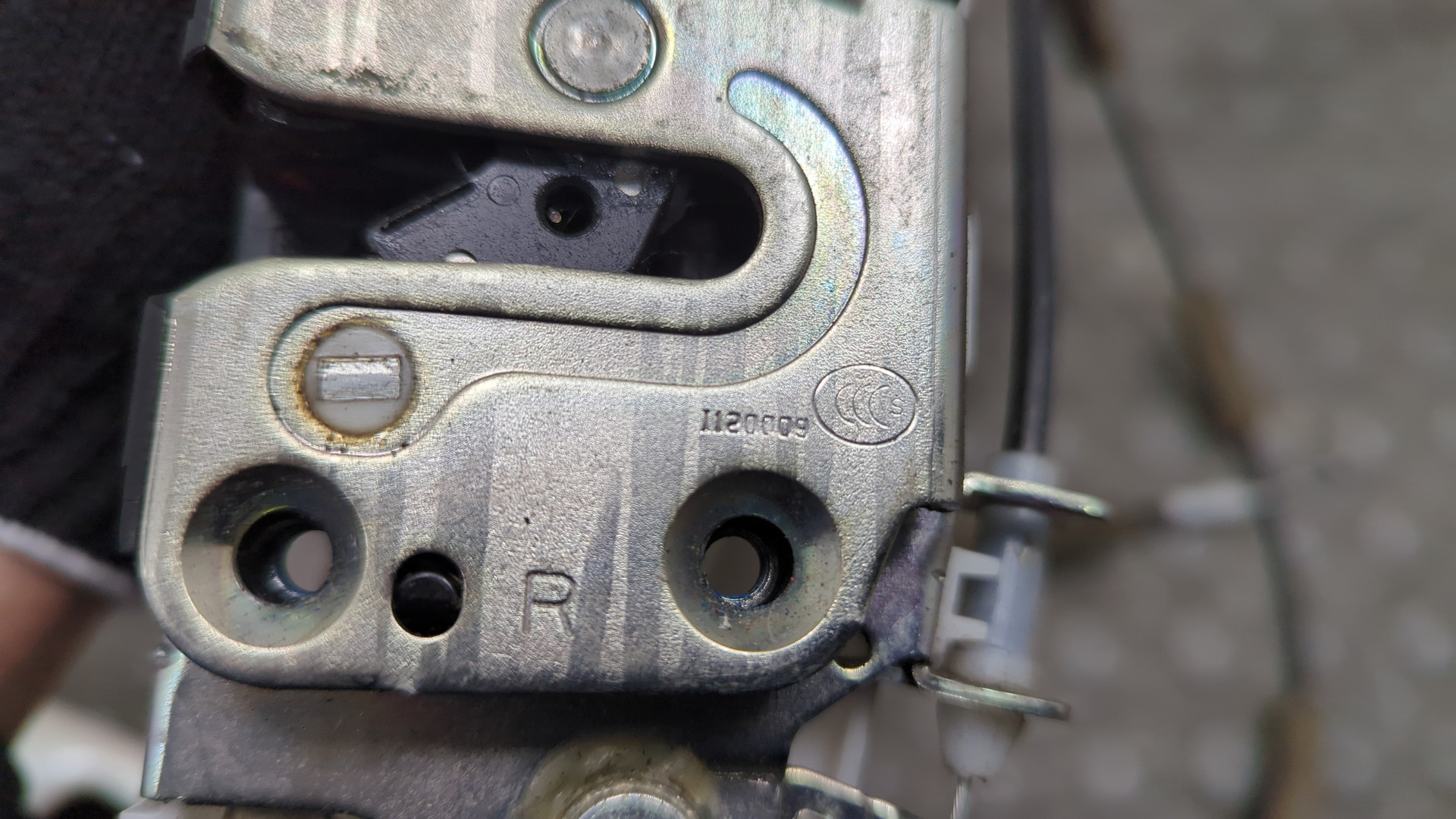 Замок двери передней правой