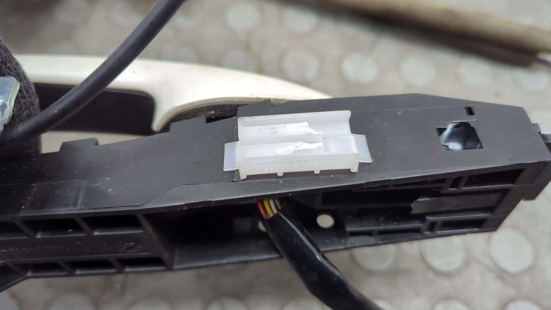 Замок двери передней правой