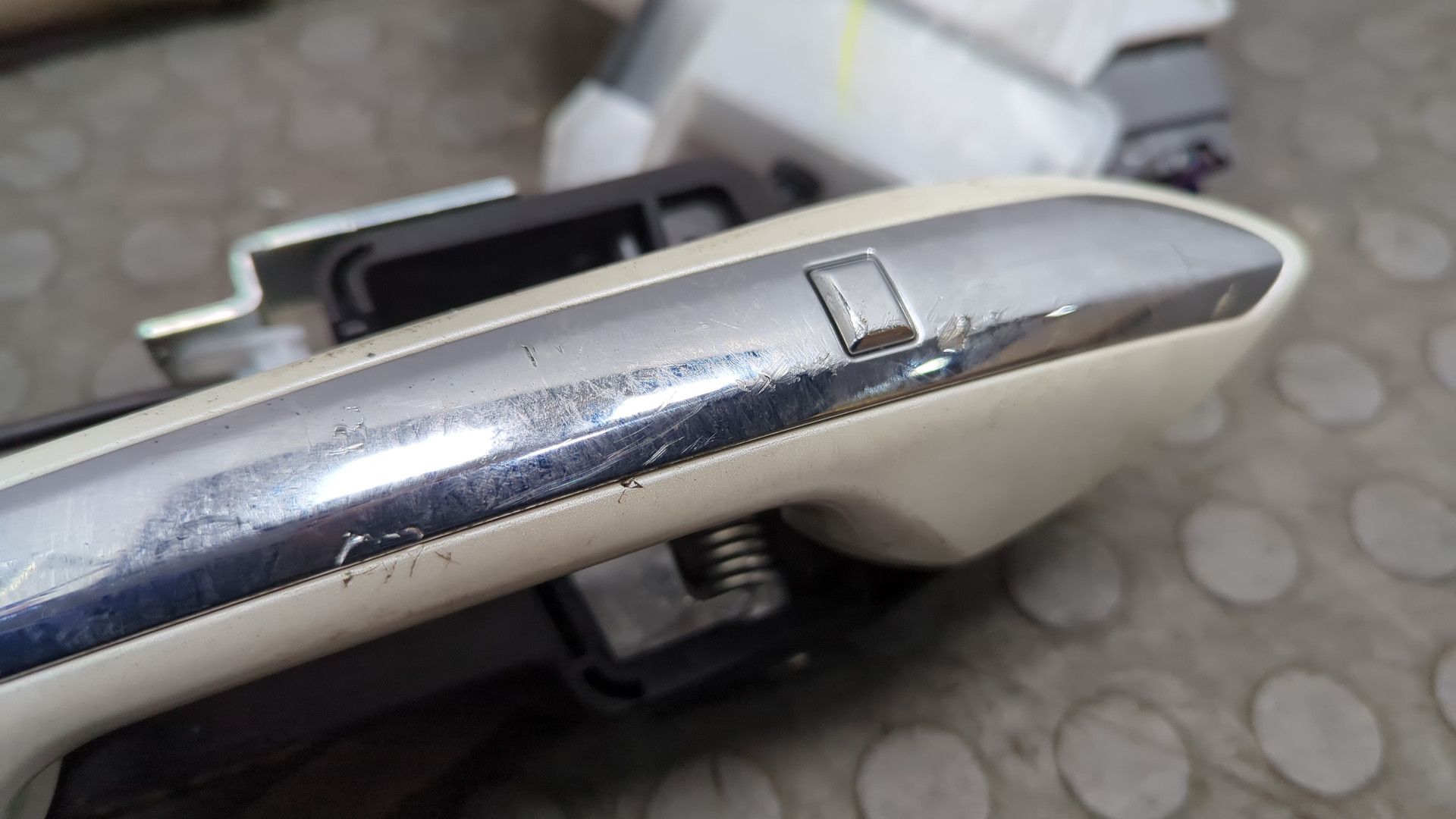 Замок двери передней правой