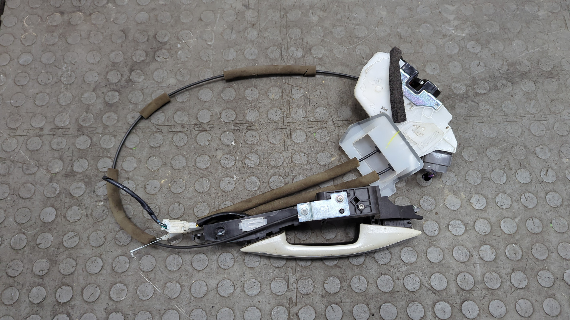 Замок двери передней правой