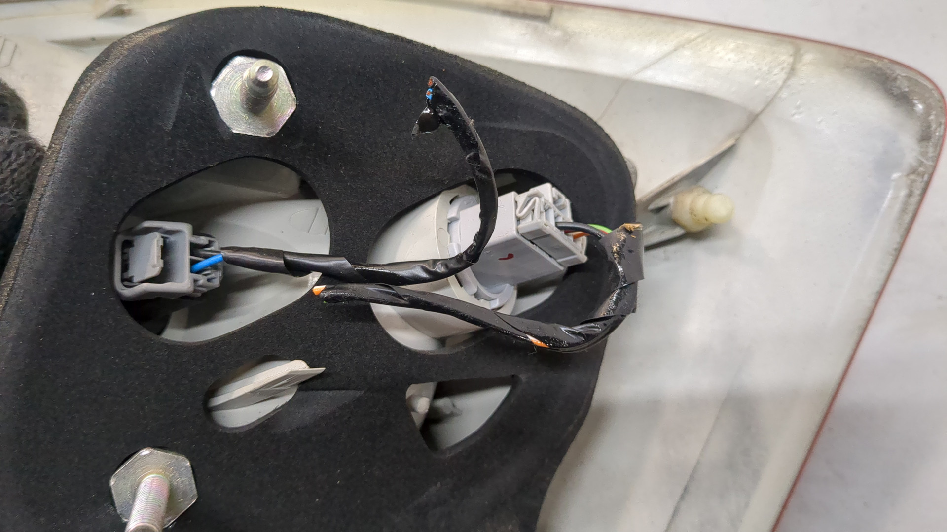 Фонарь задний левый