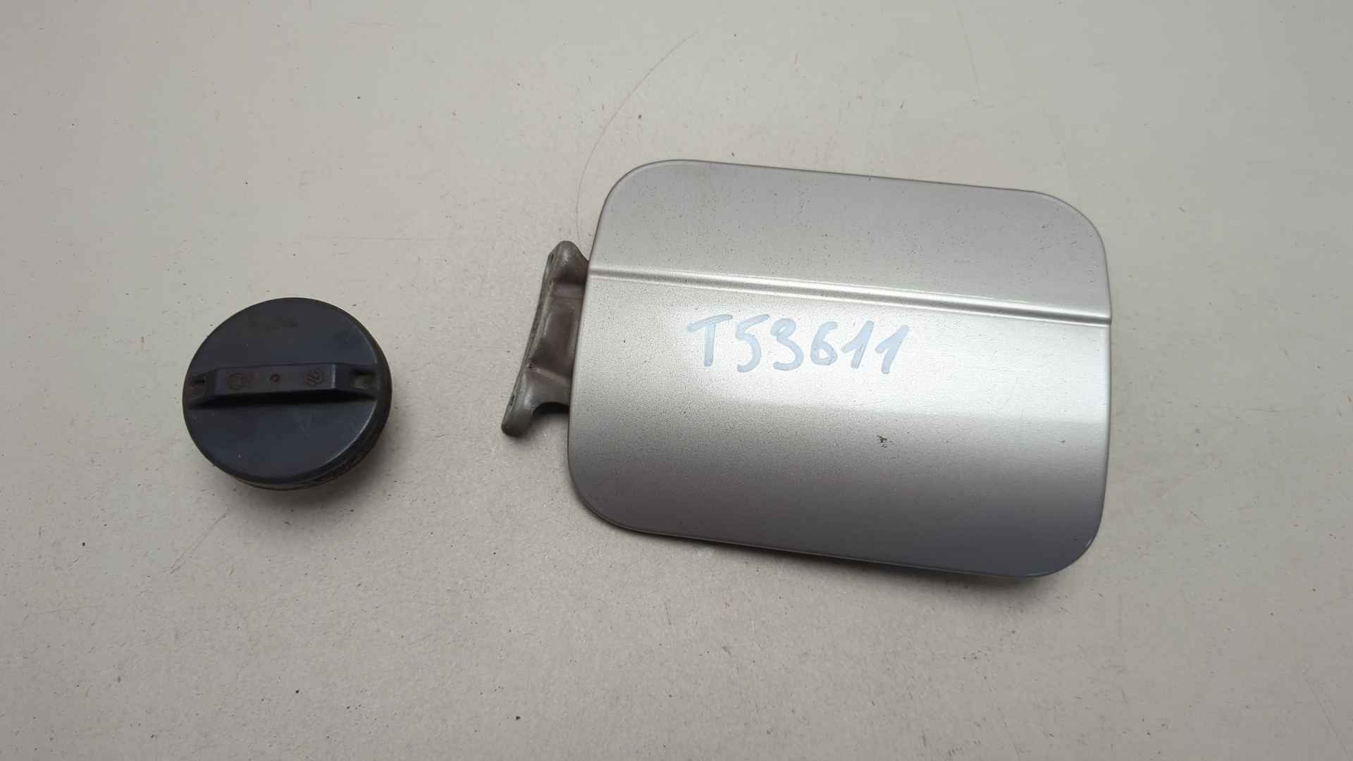 Лючок бензобака