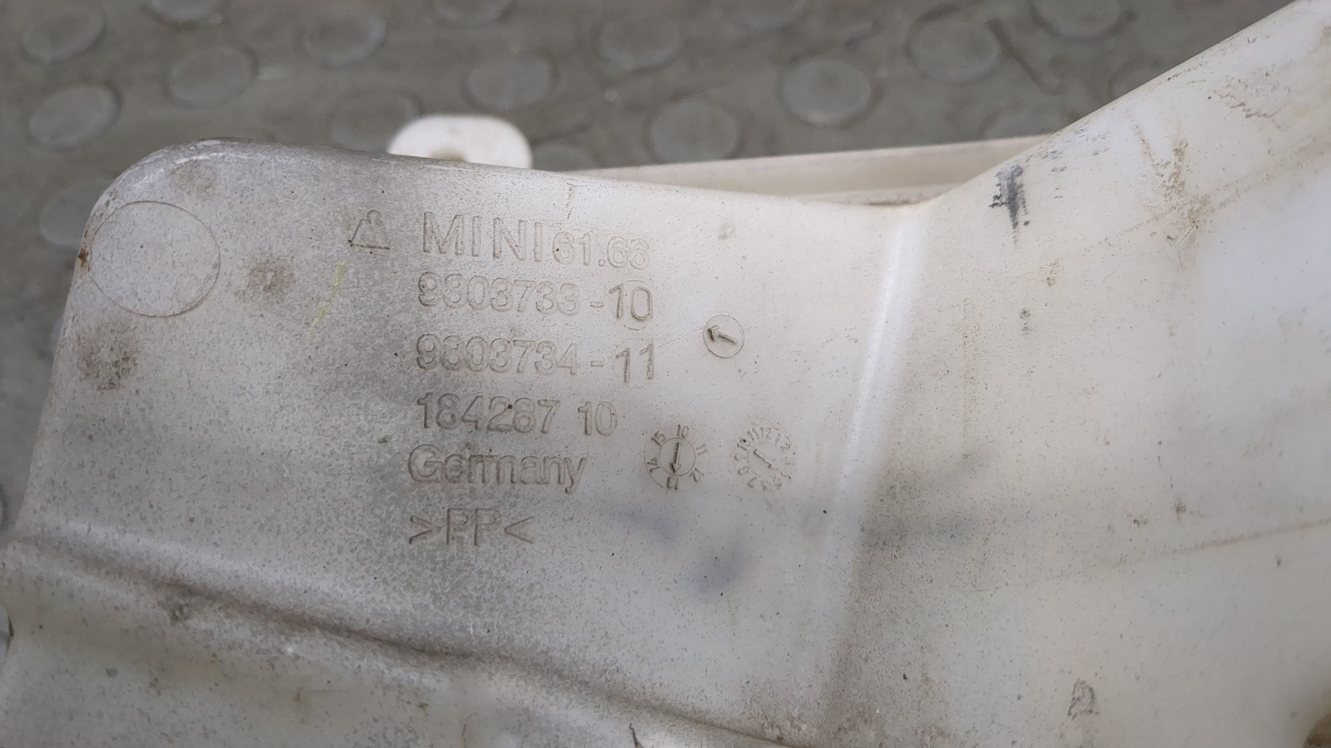 Бачок омывателя лобового стекла