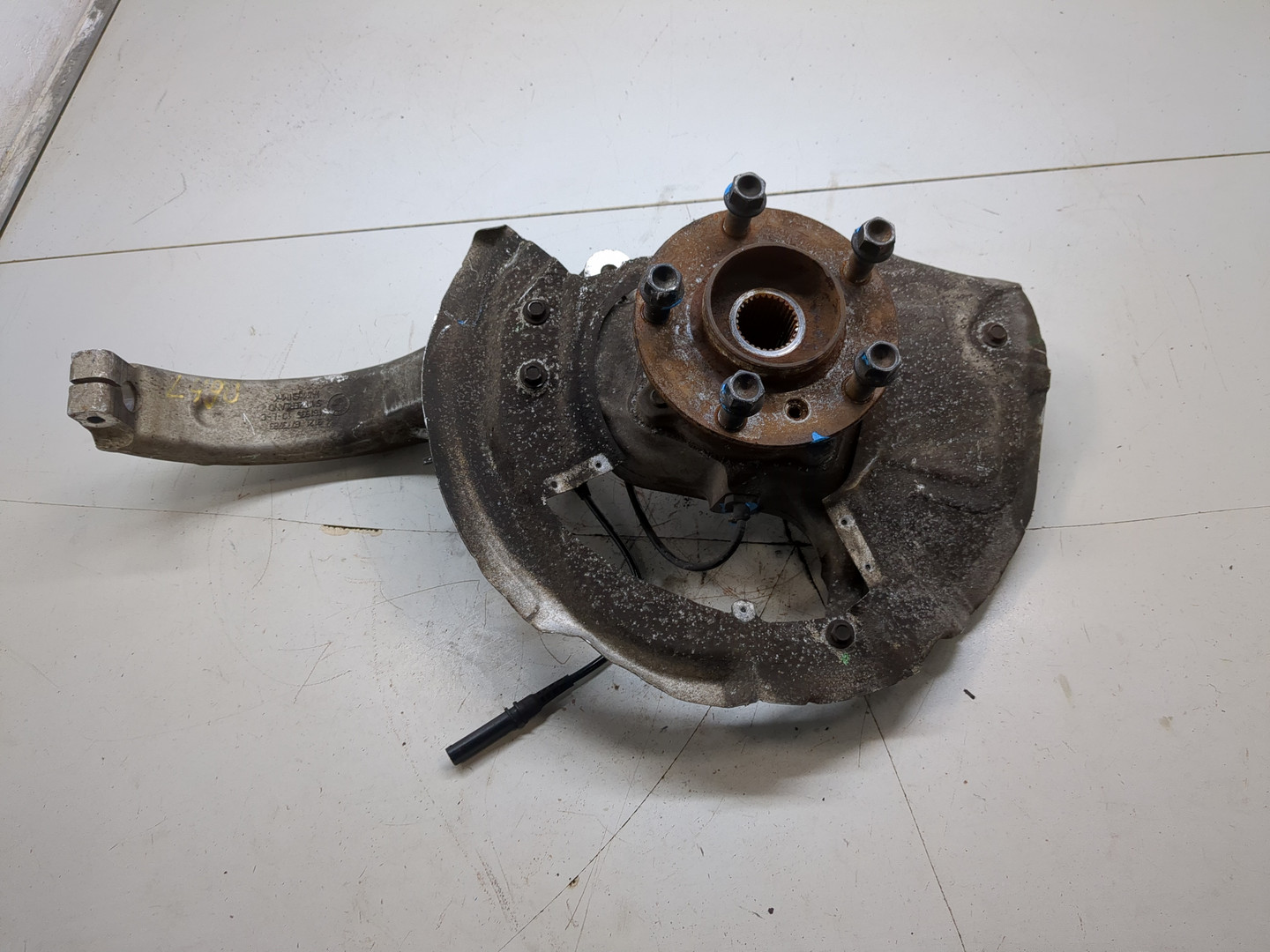 Кулак поворотный передний левый