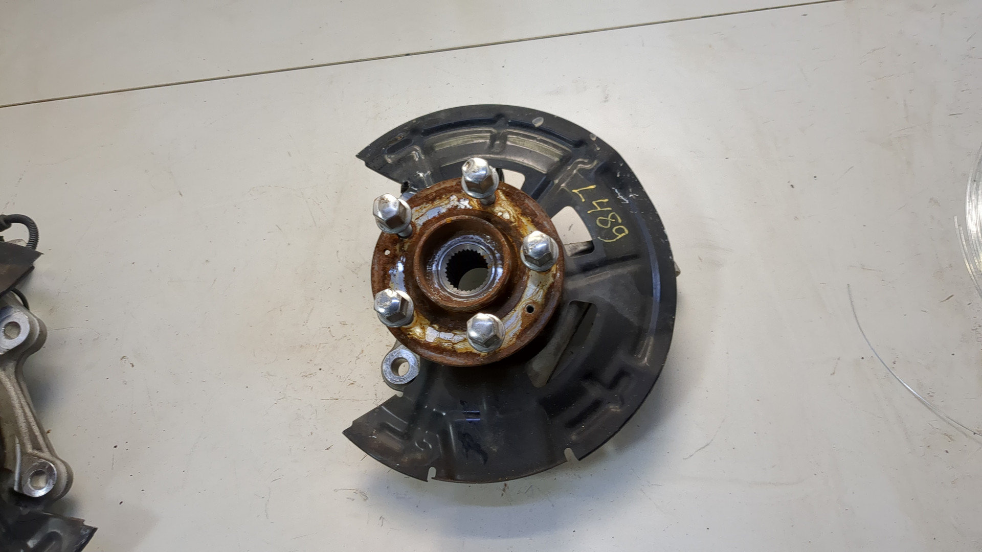 Кулак поворотный передний левый