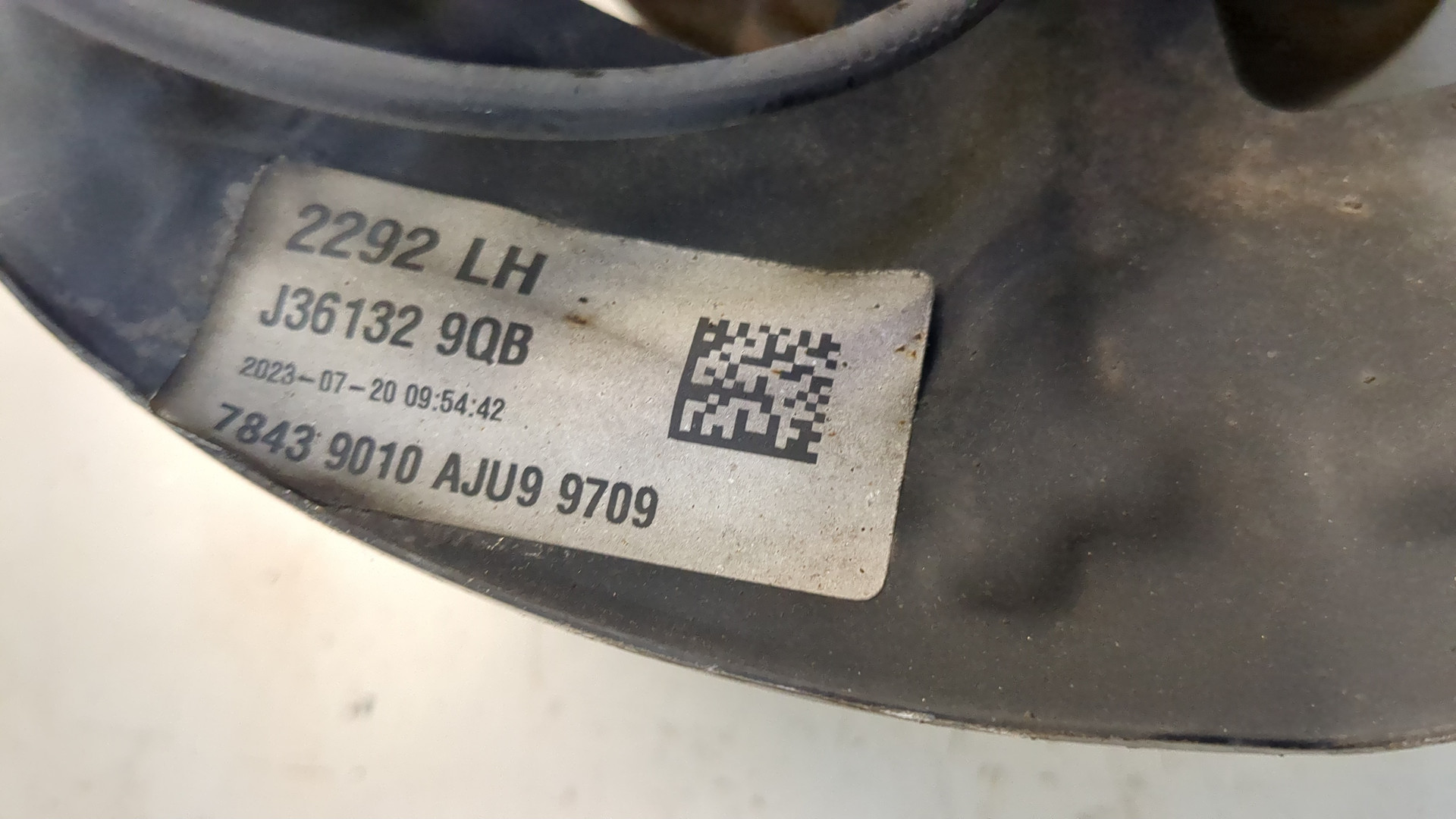 Кулак поворотный передний левый