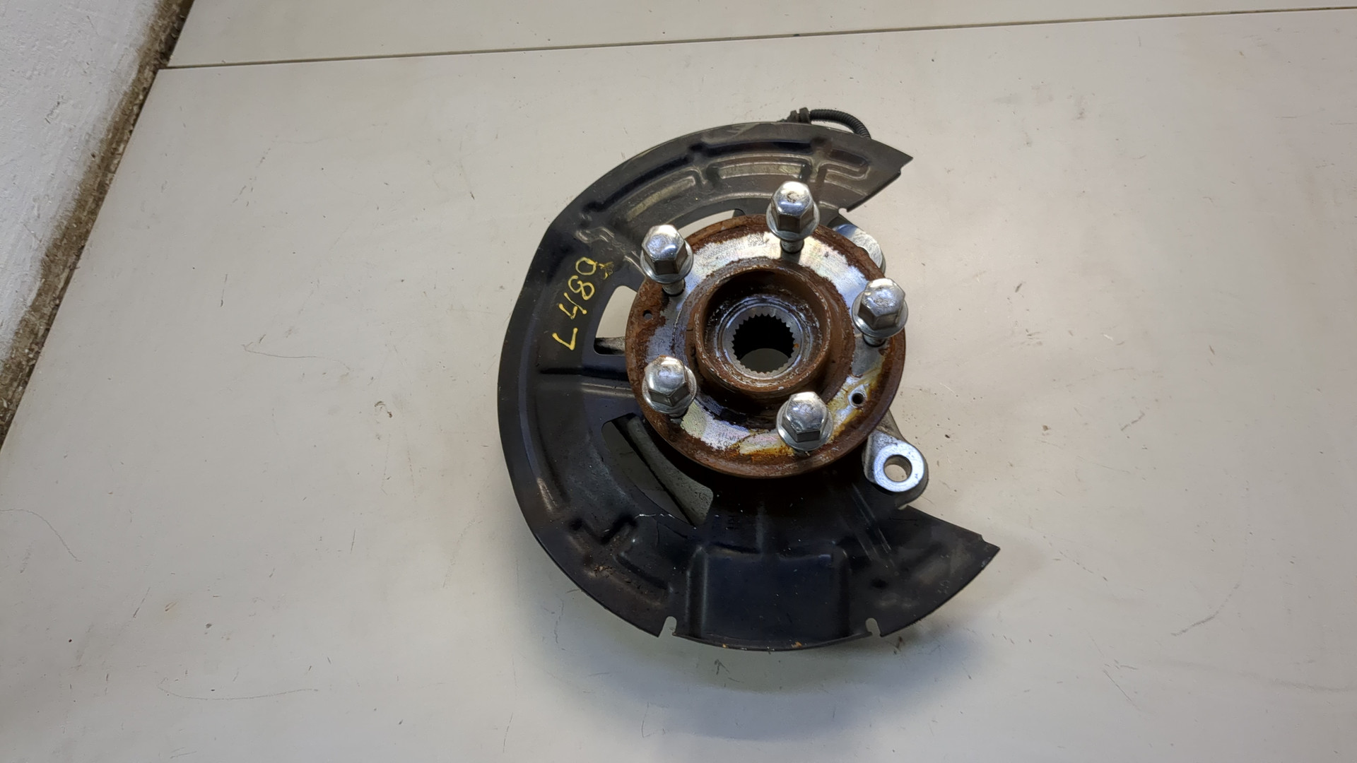 Кулак поворотный передний правый