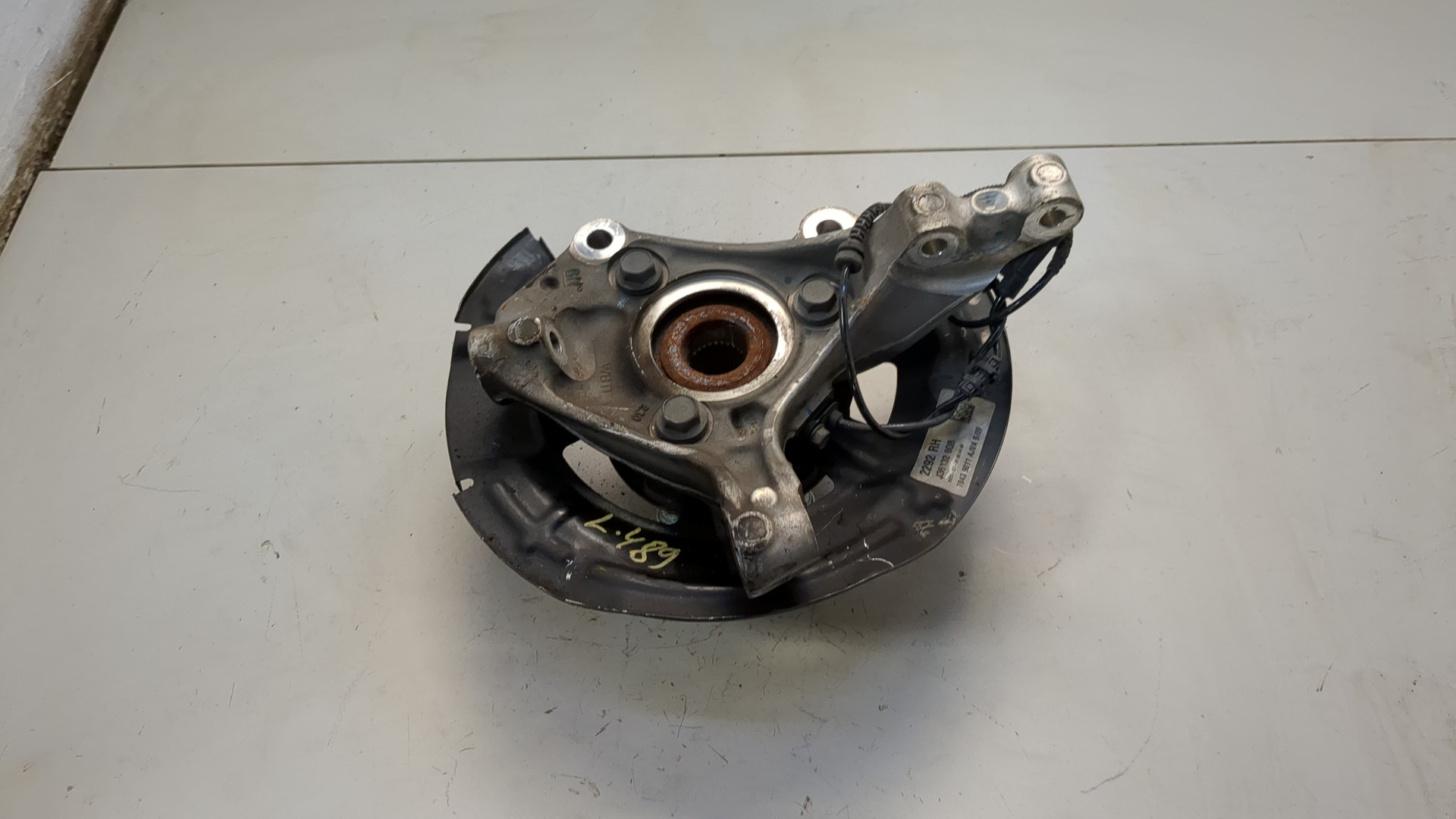 Кулак поворотный передний правый