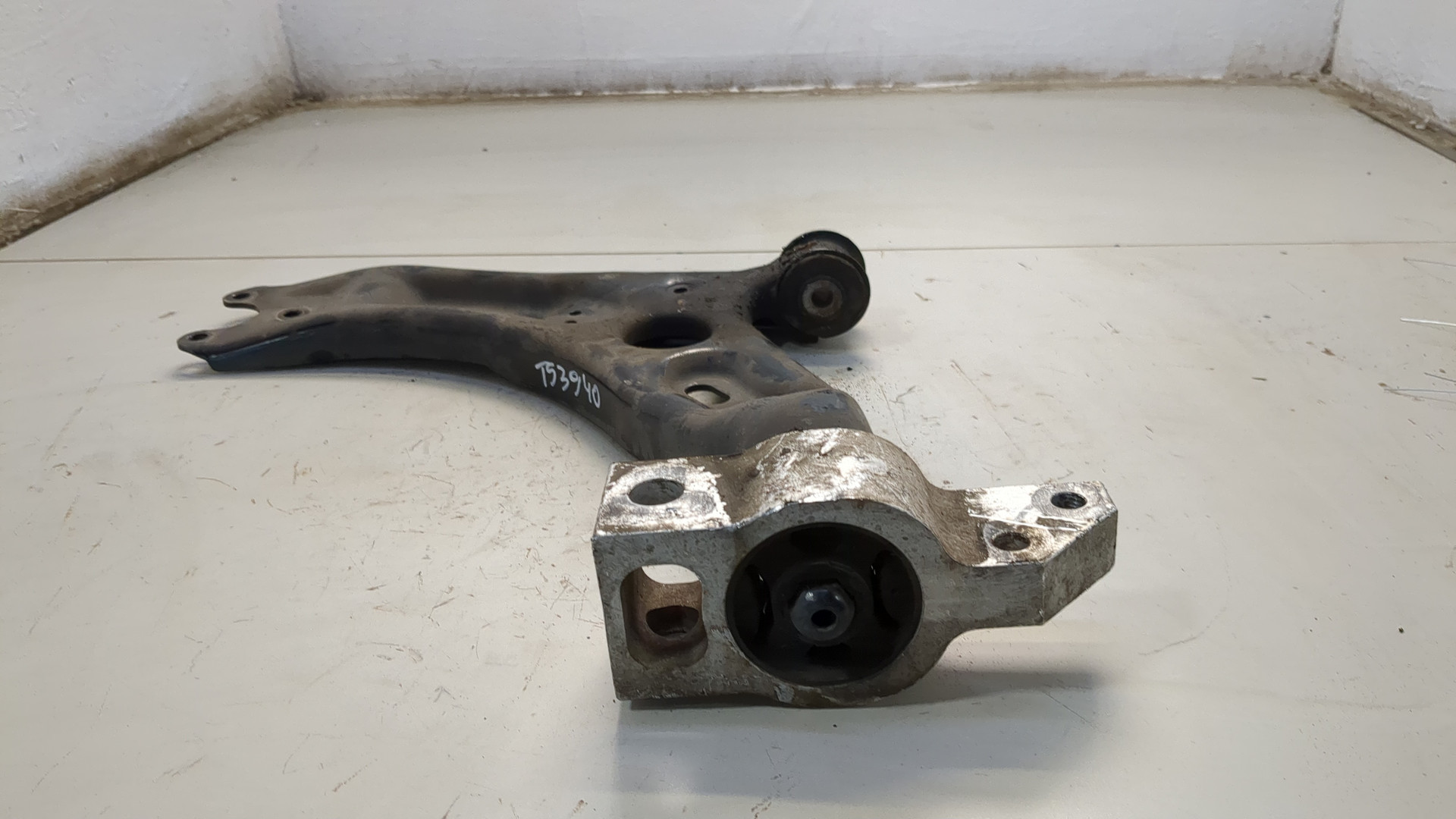 Рычаг передний левый