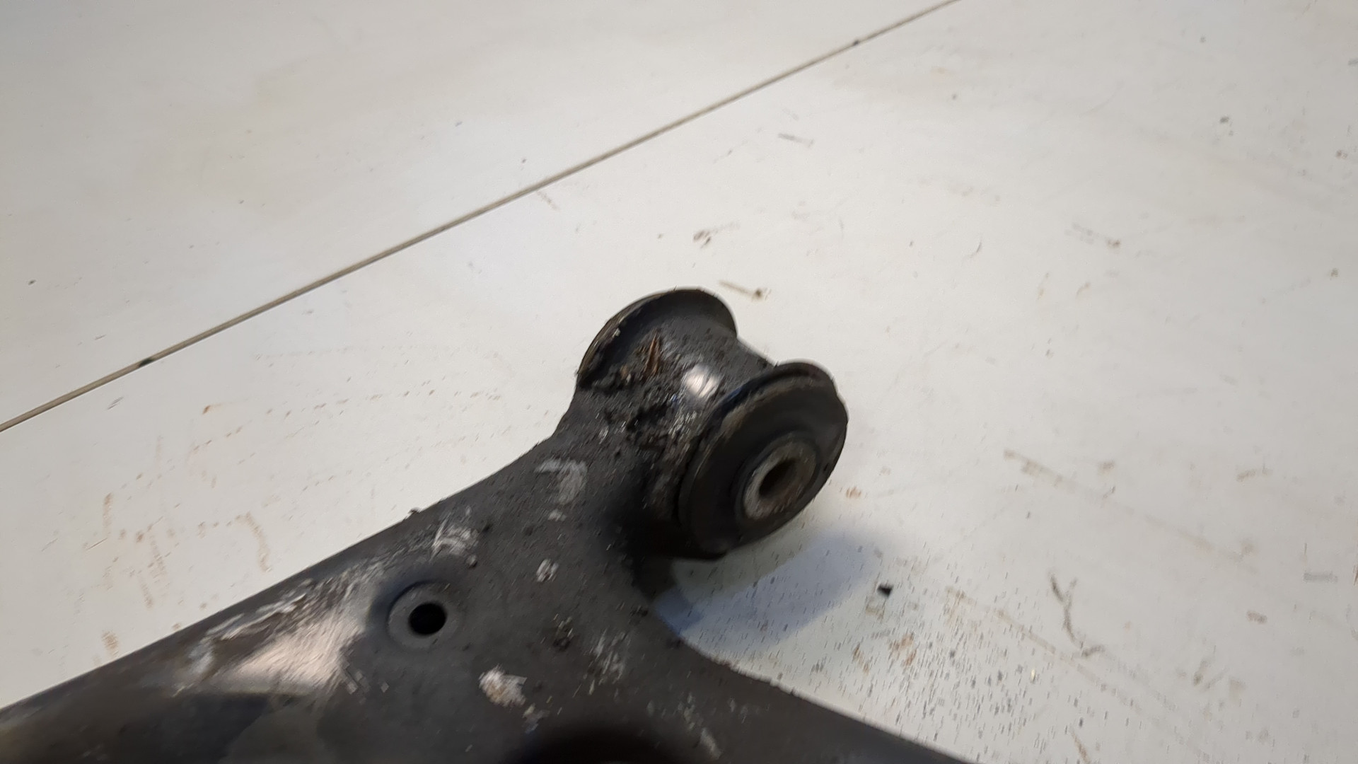 Рычаг передний левый