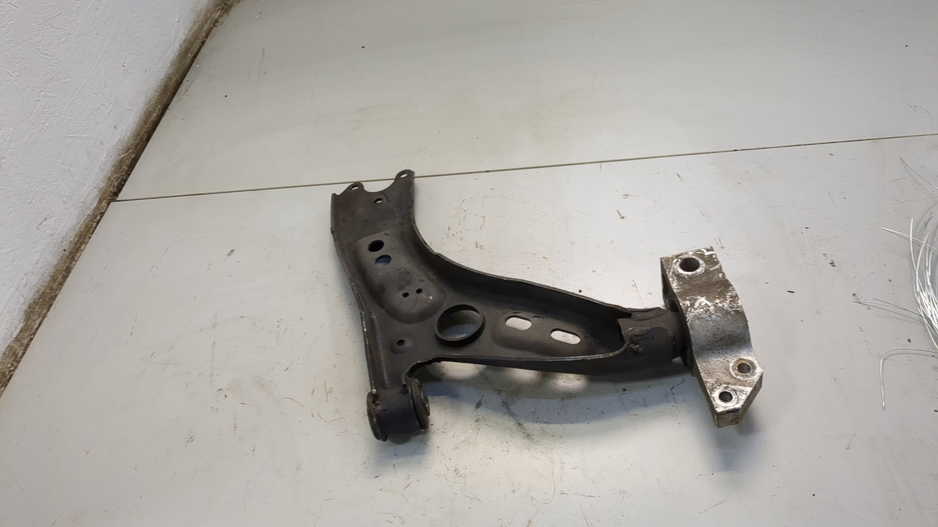 Рычаг передний левый