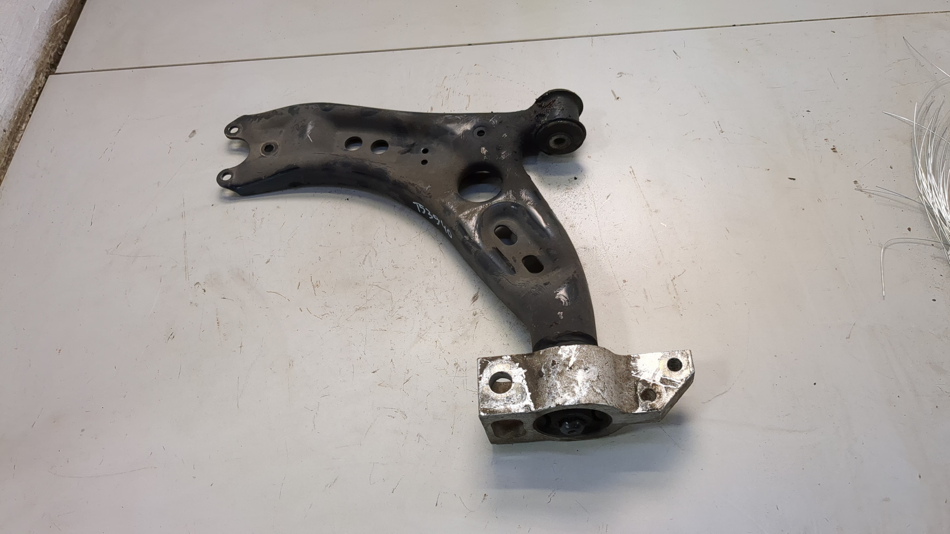 Рычаг передний левый