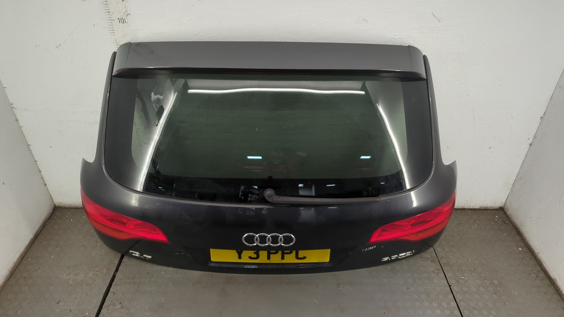 Дверь багажника