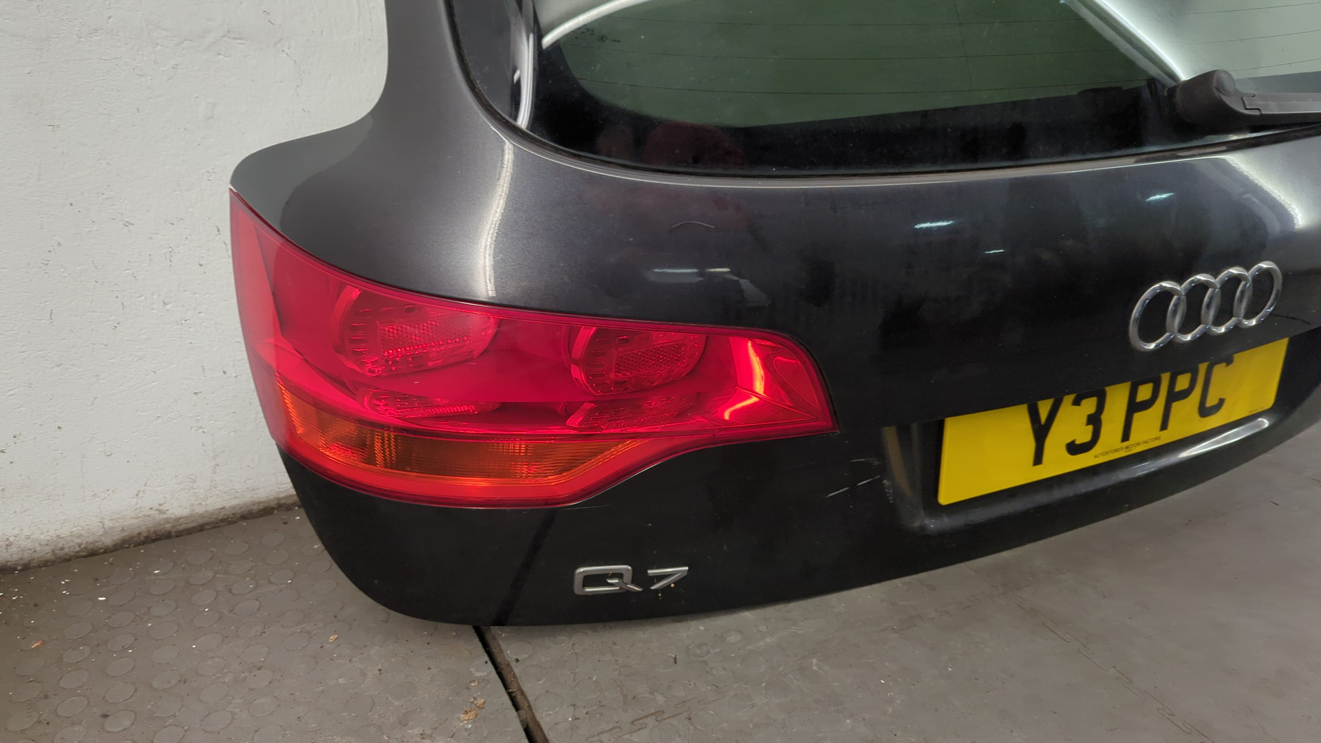 Дверь багажника