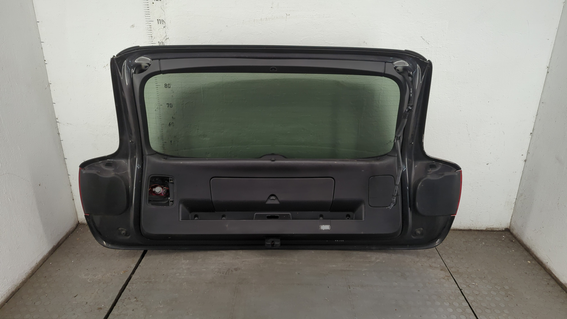 Дверь багажника