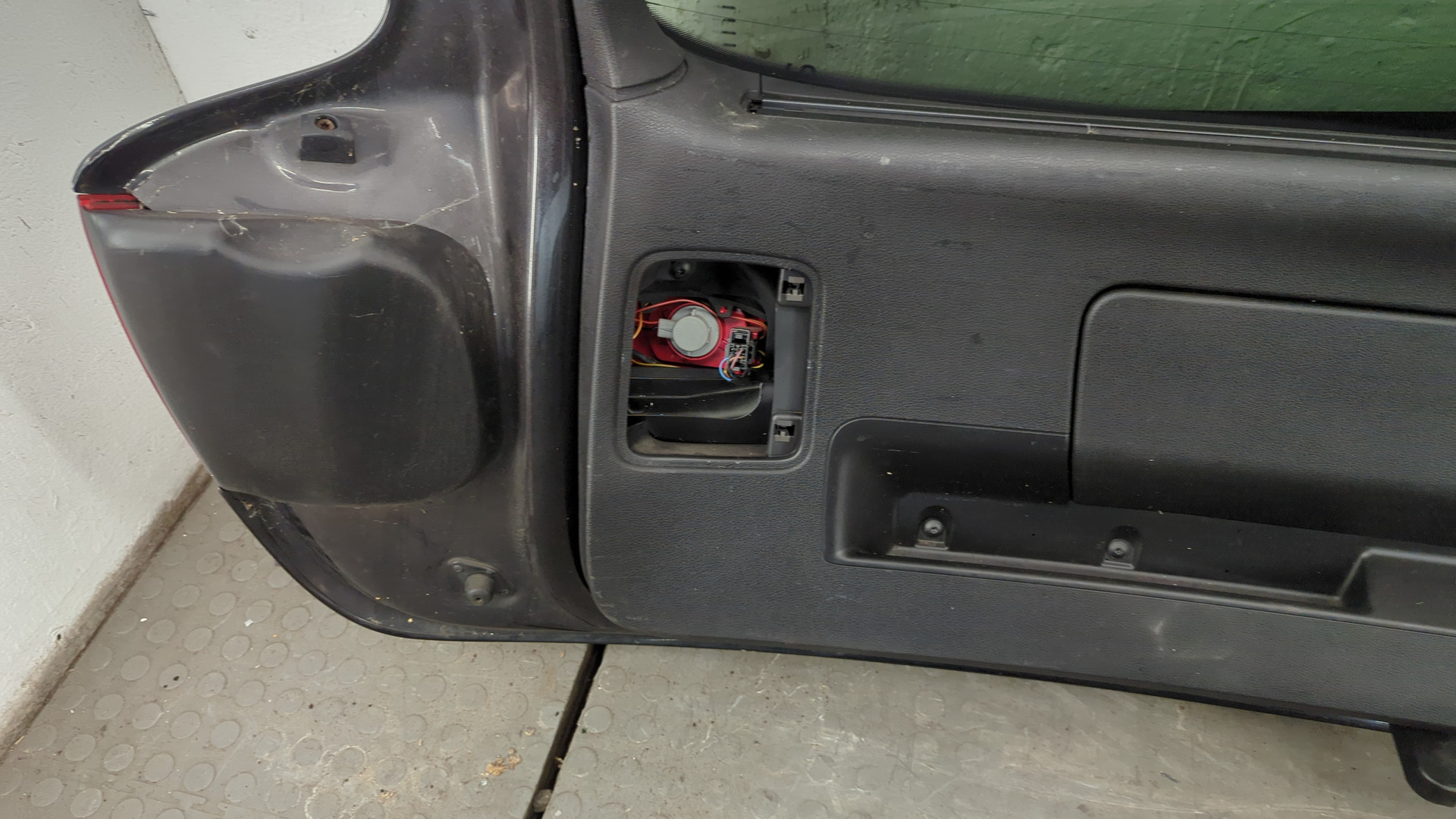 Дверь багажника