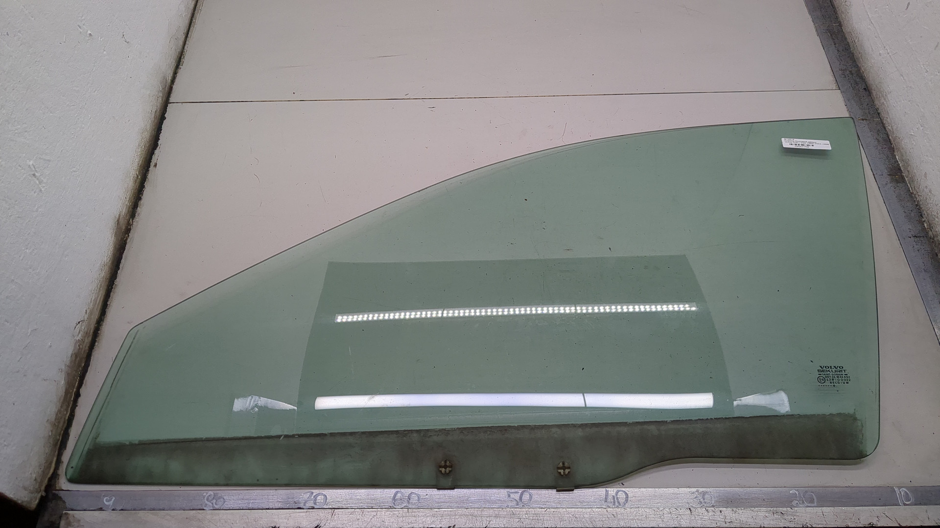 Стекло двери передней левой