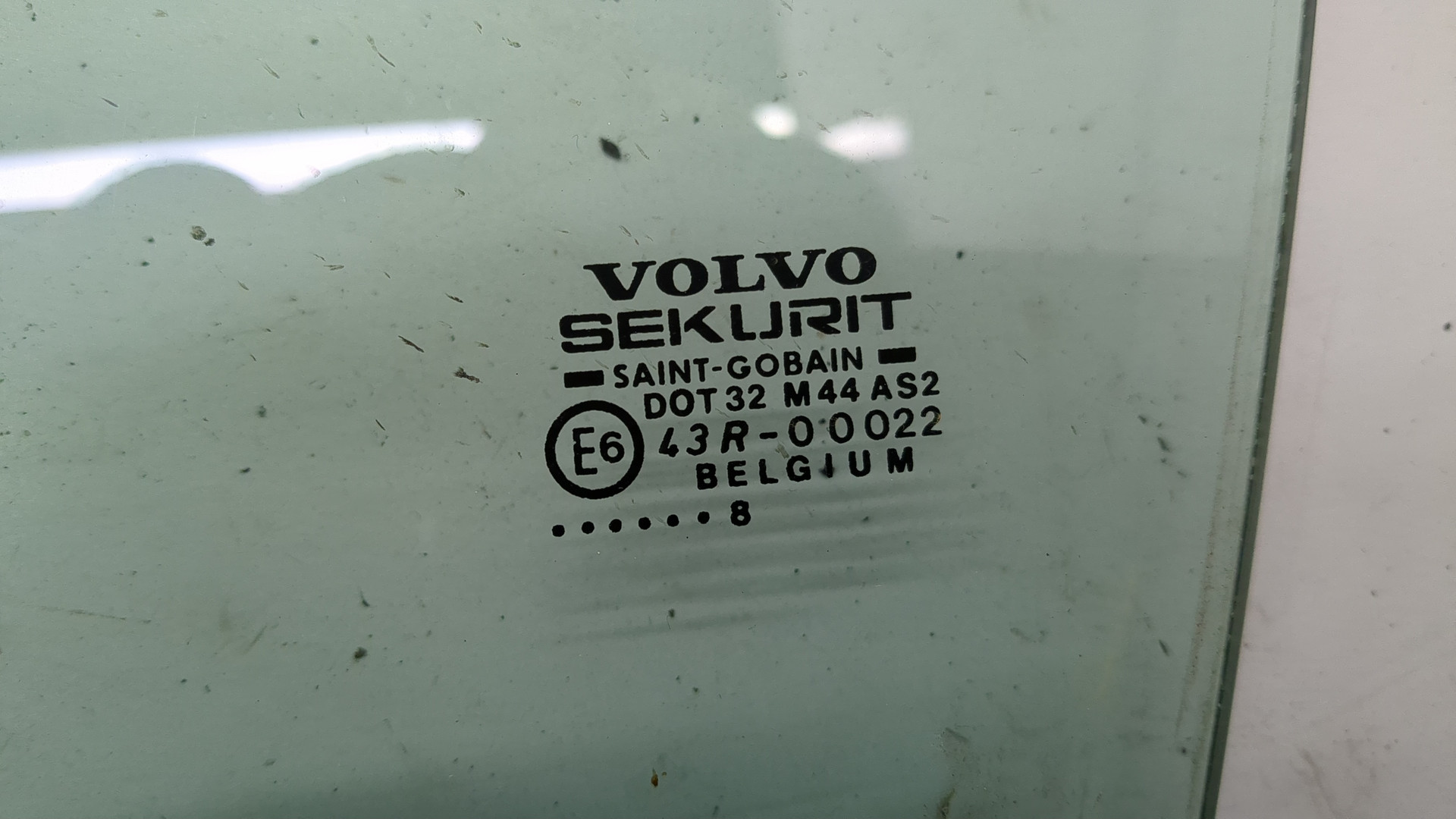 Стекло двери передней левой