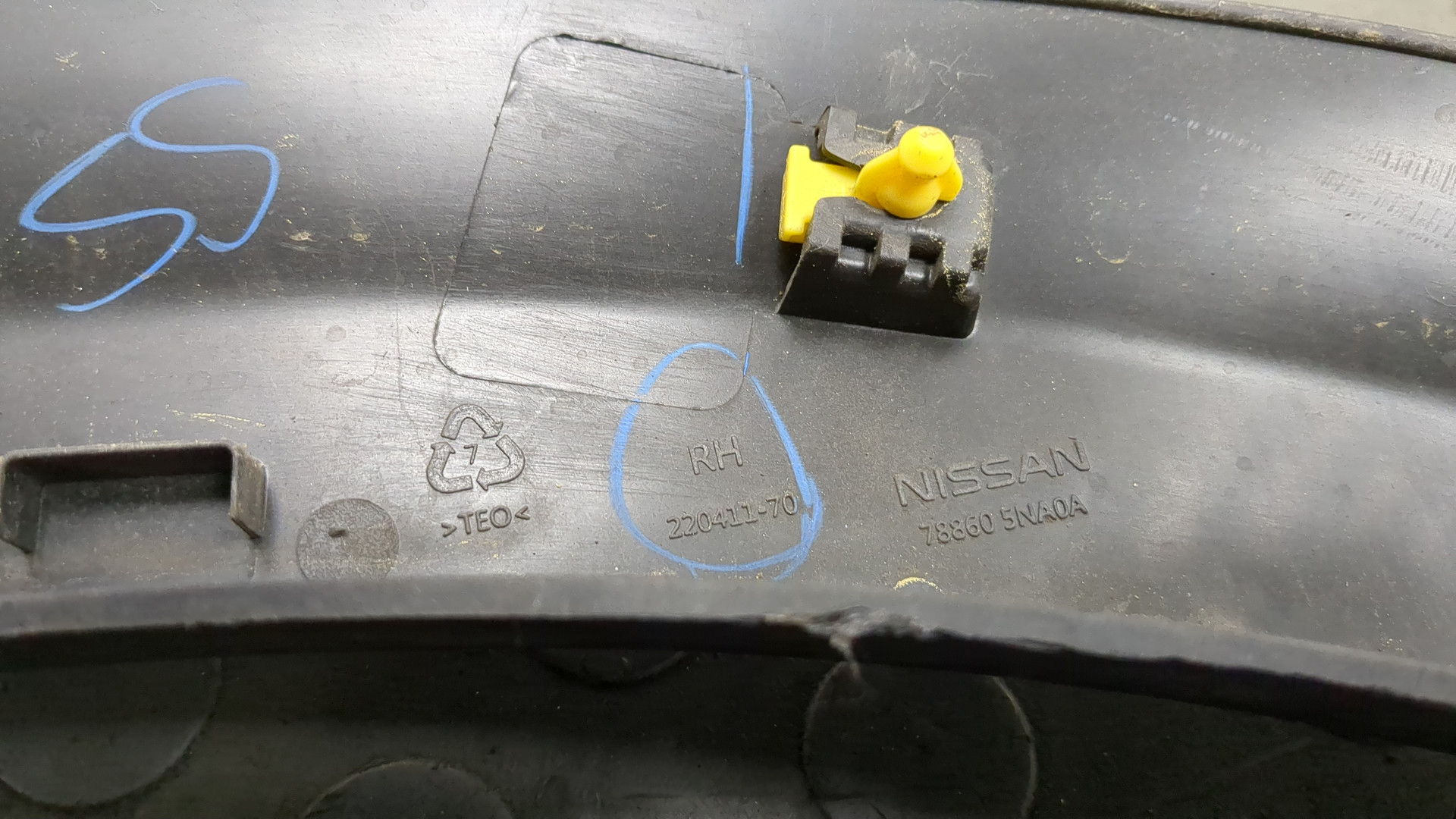 Молдинг заднего крыла правого