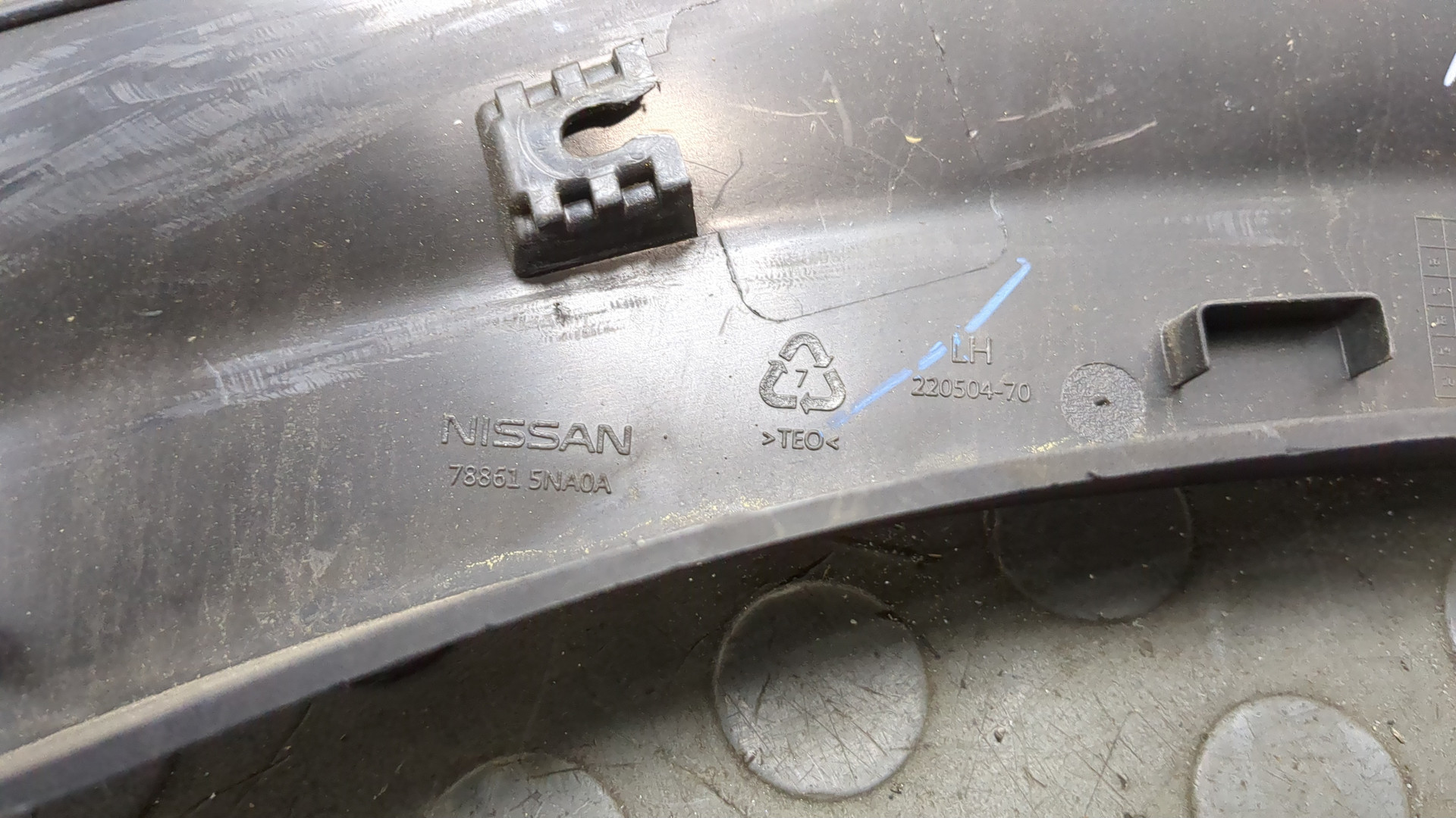 Накладка заднего крыла левого