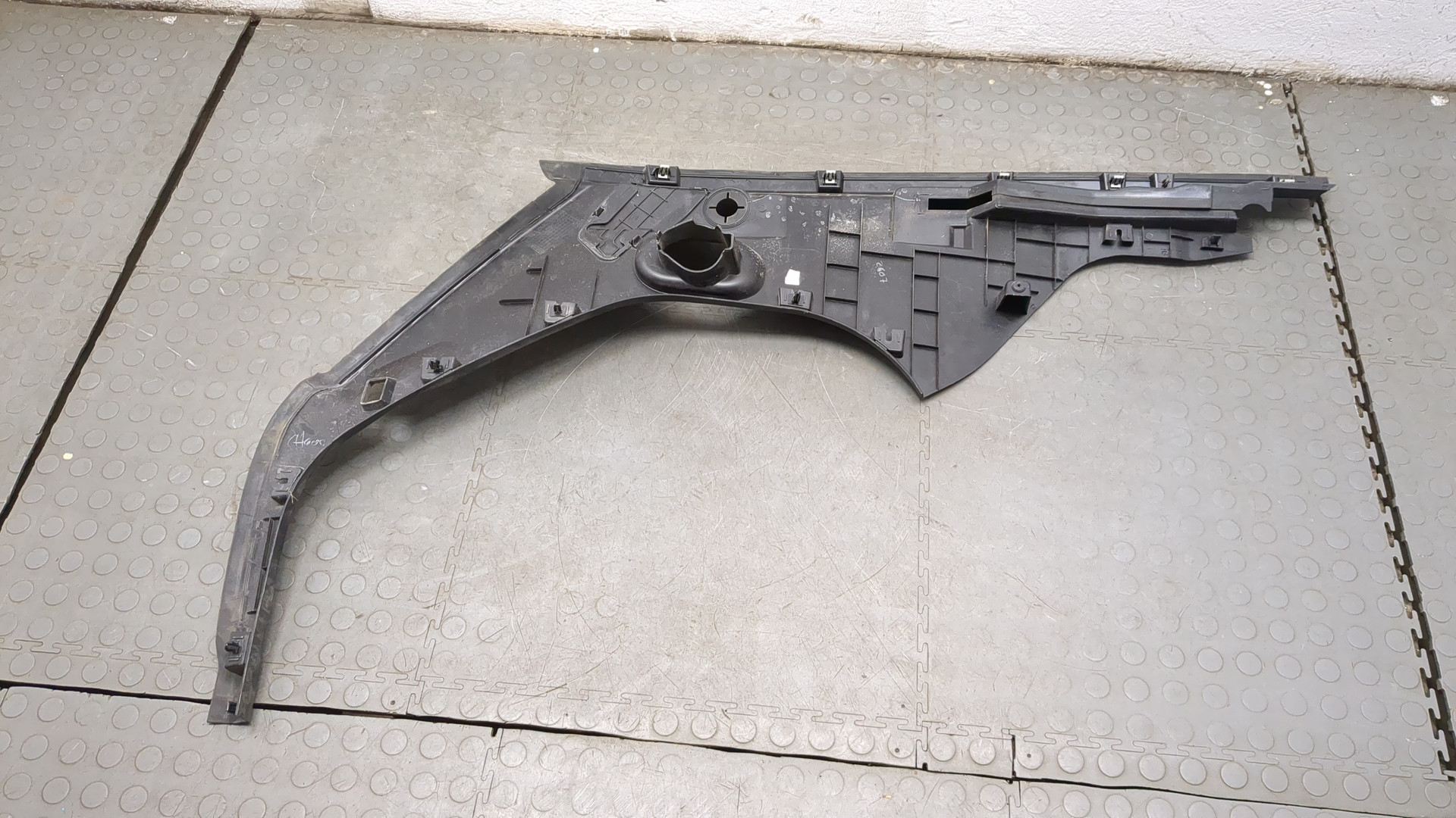 Кожух замка капота