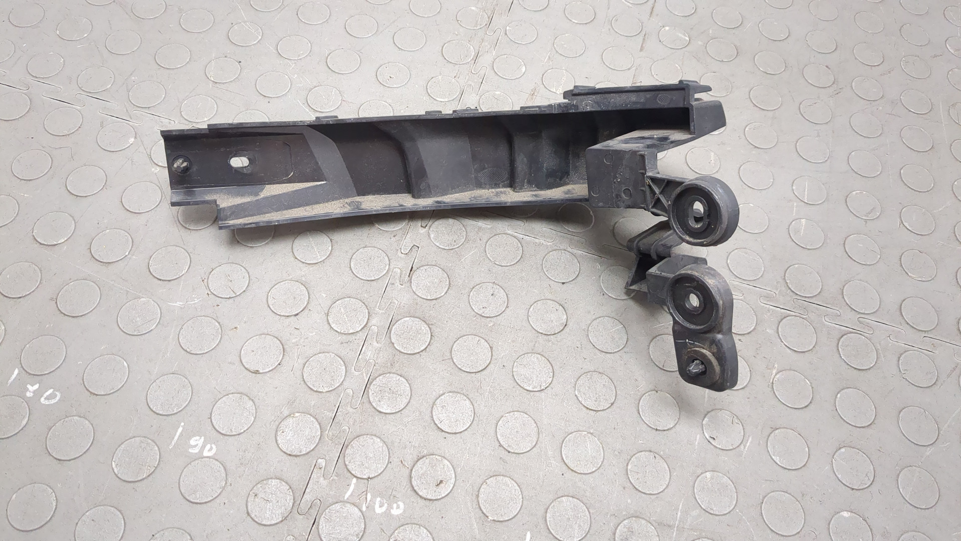 Кронштейн заднего бампера правый