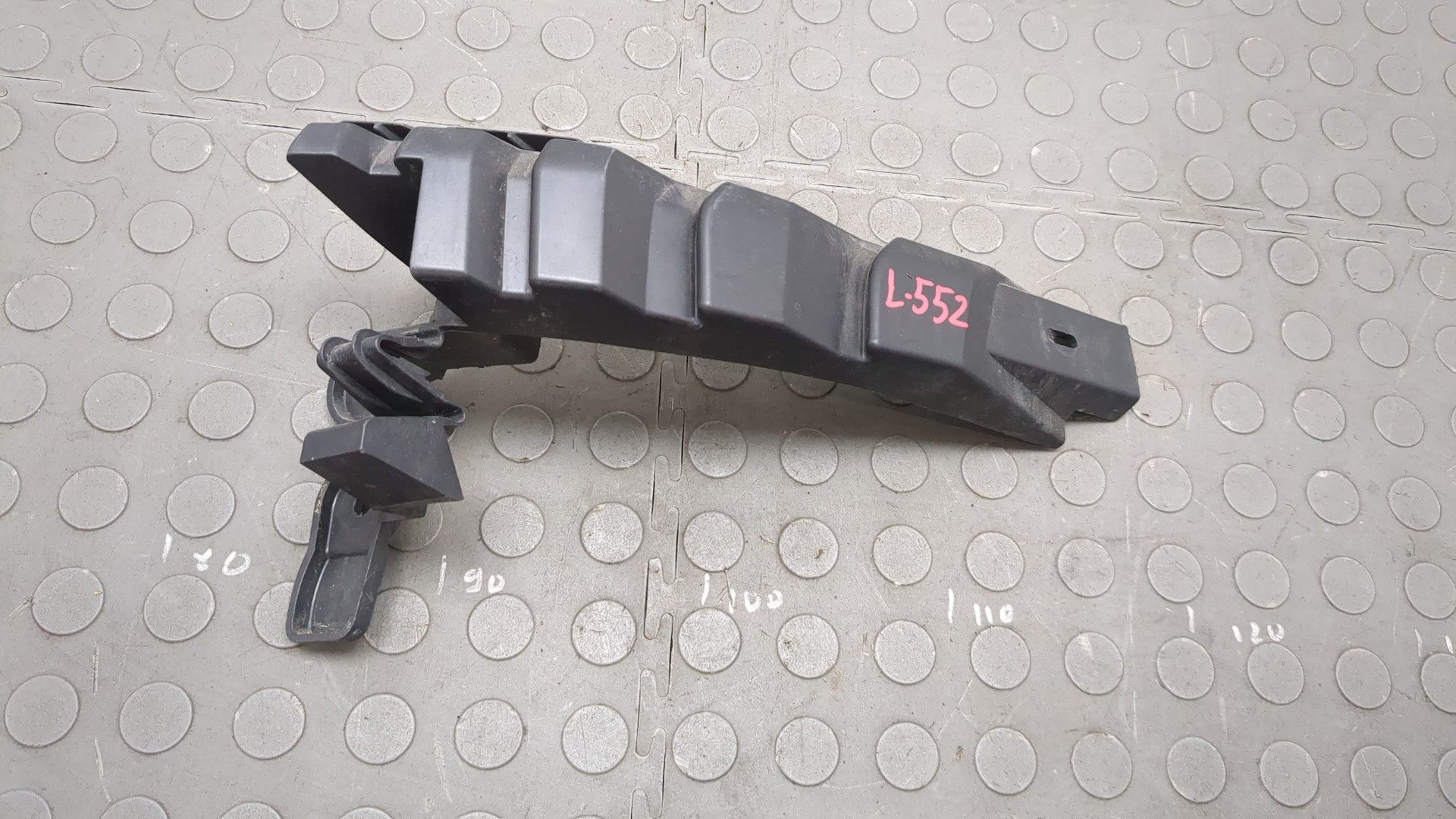 Кронштейн заднего бампера правый