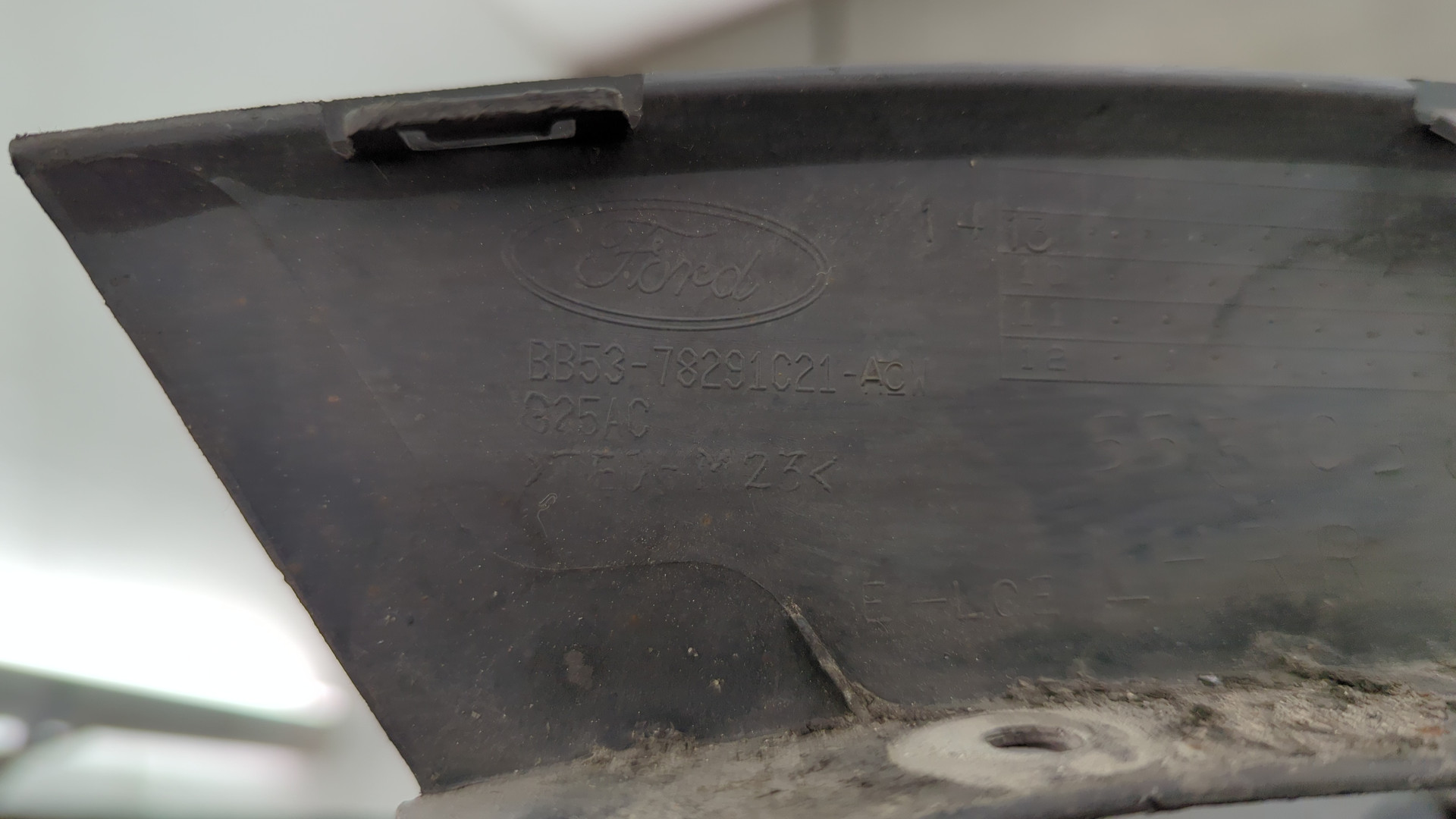 Накладка заднего крыла левого