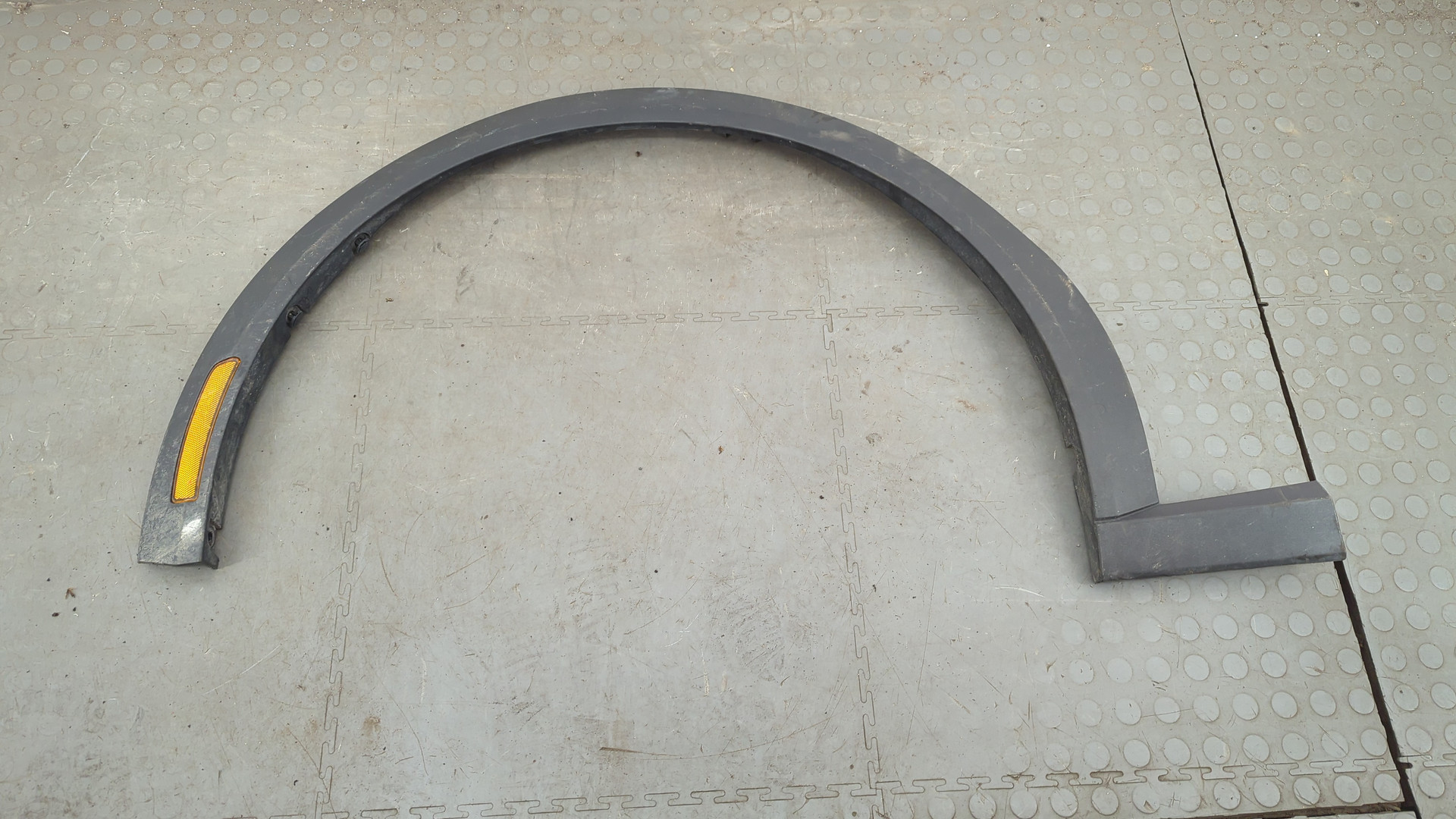 Накладка переднего крыла левого